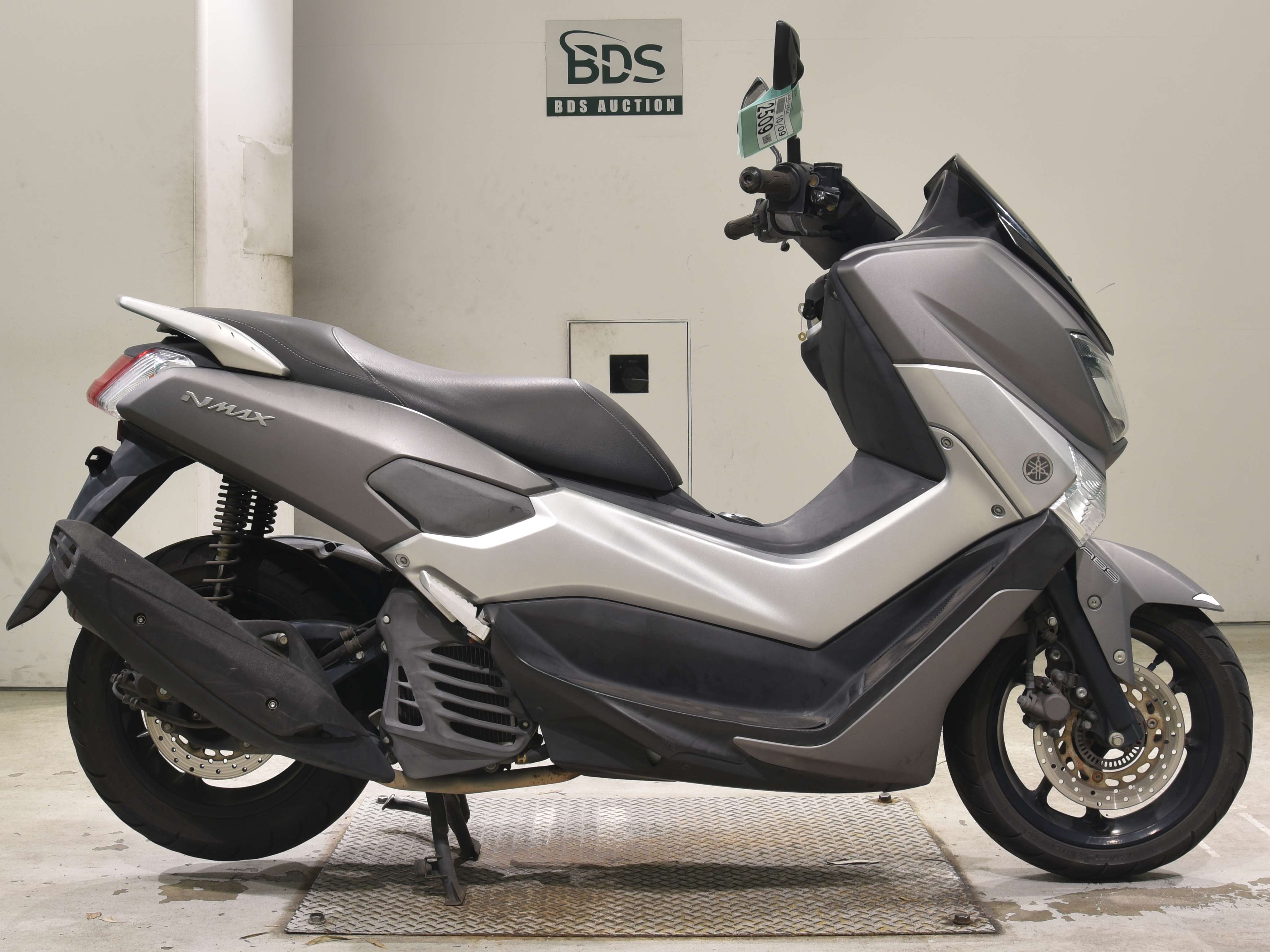 Yamaha N-MAX125, right