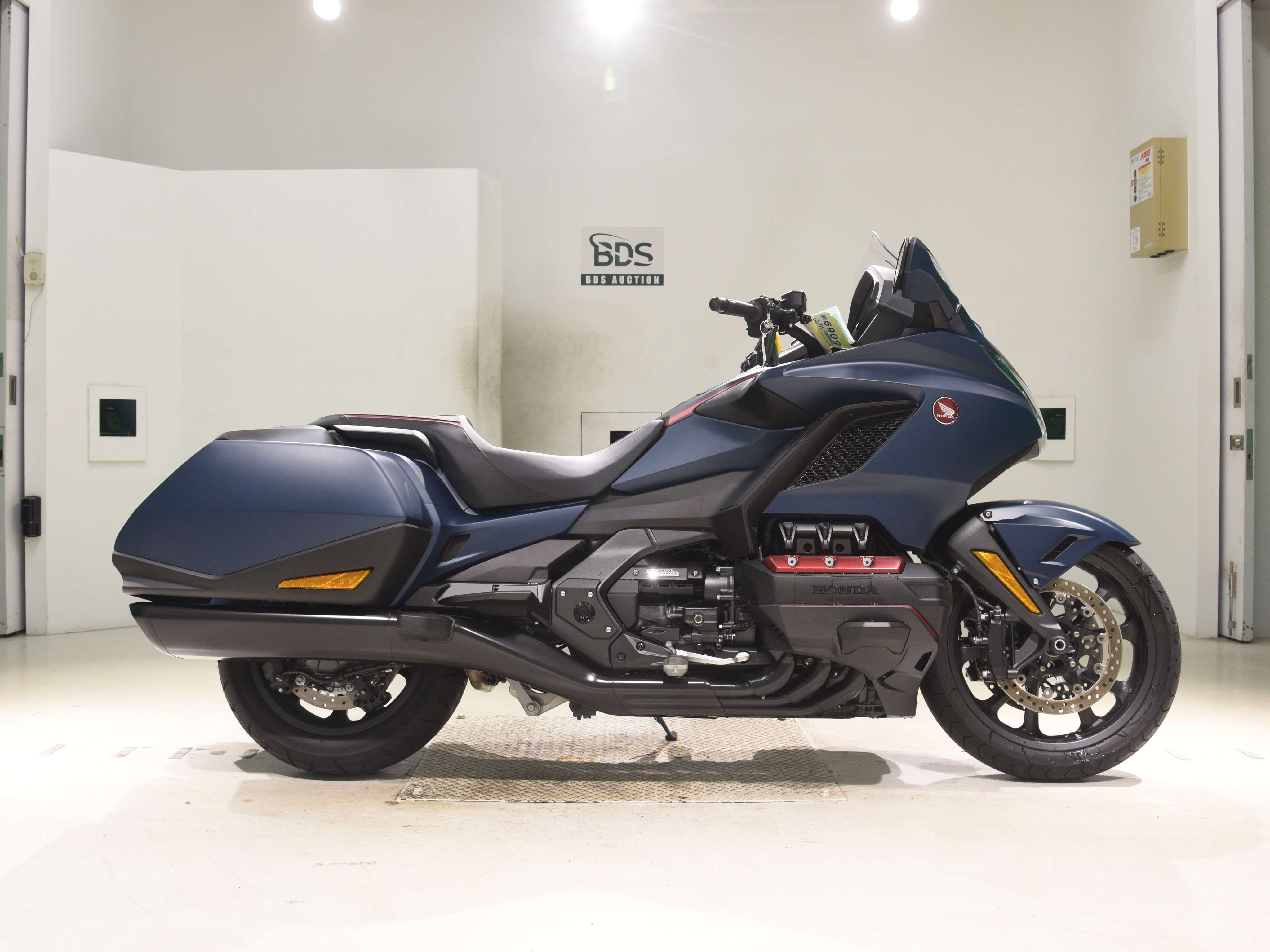 Honda GL1800 TOUR D, right