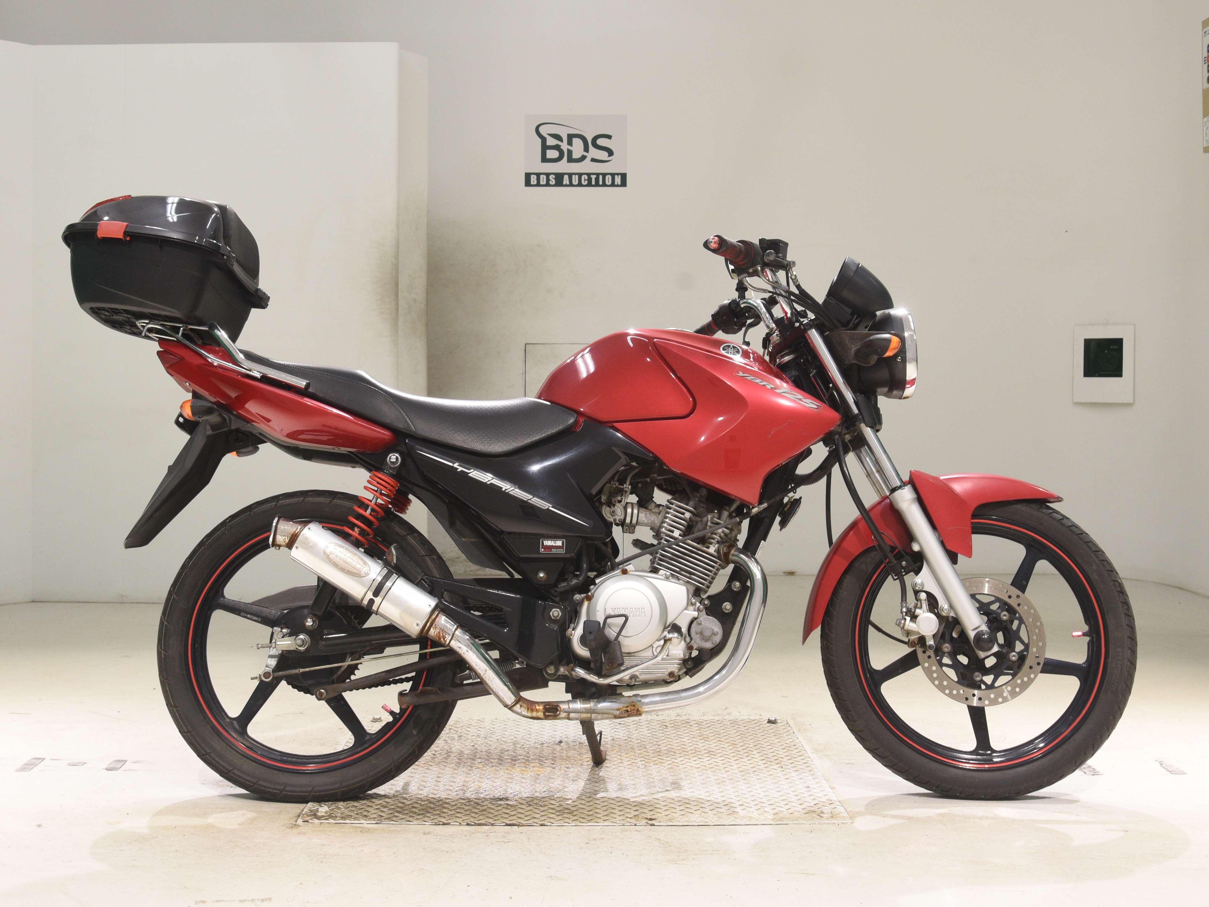 Yamaha YBR125, right