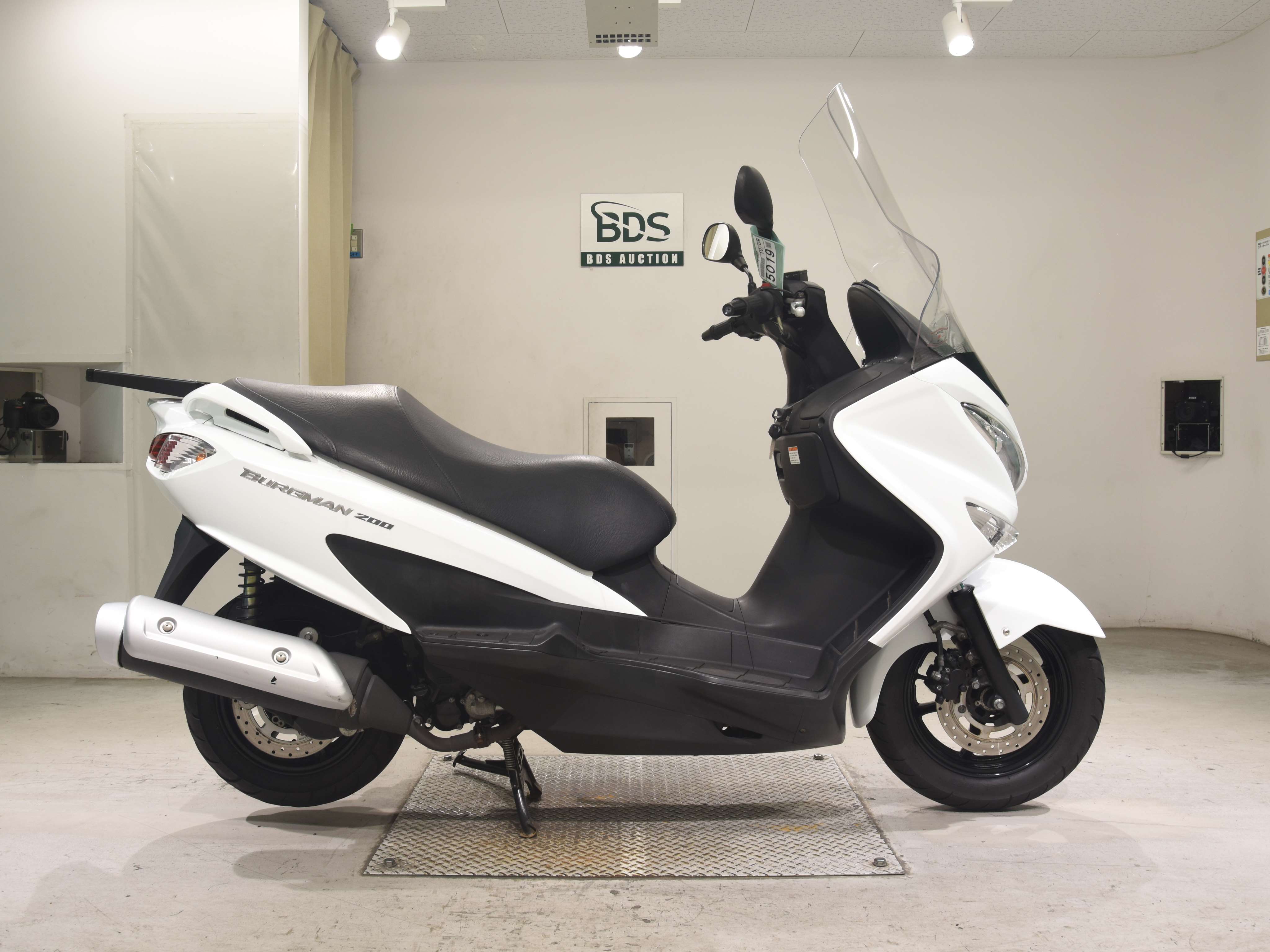 Suzuki BURGMAN200, right