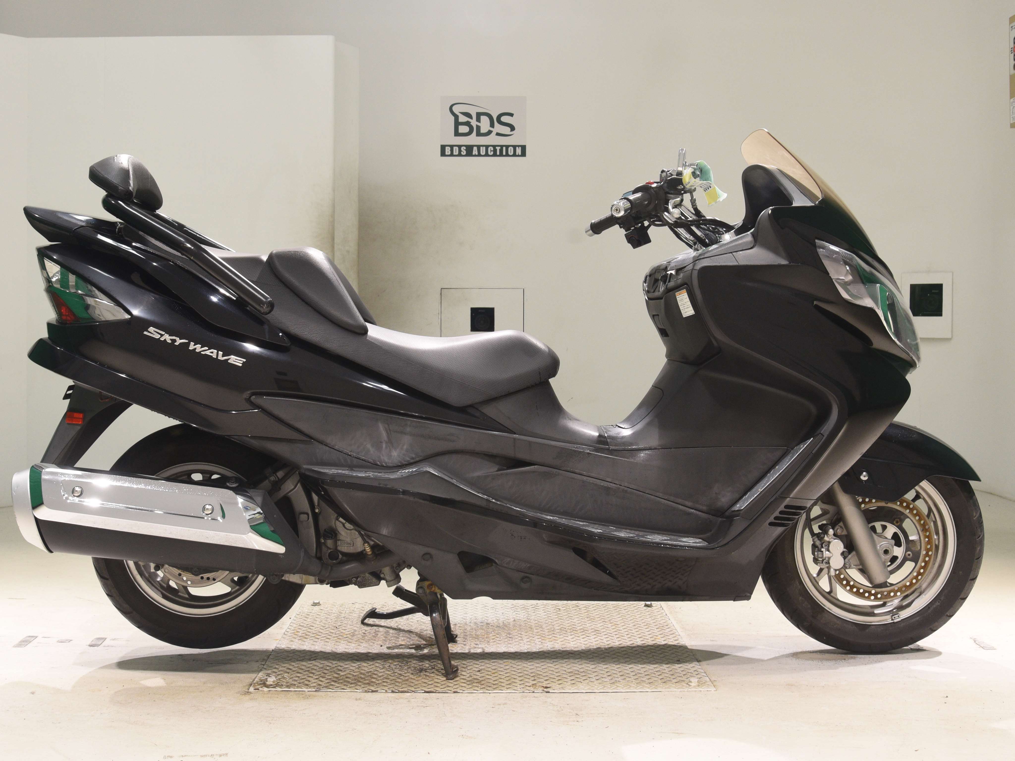 Suzuki SKYWAVE 250S, right