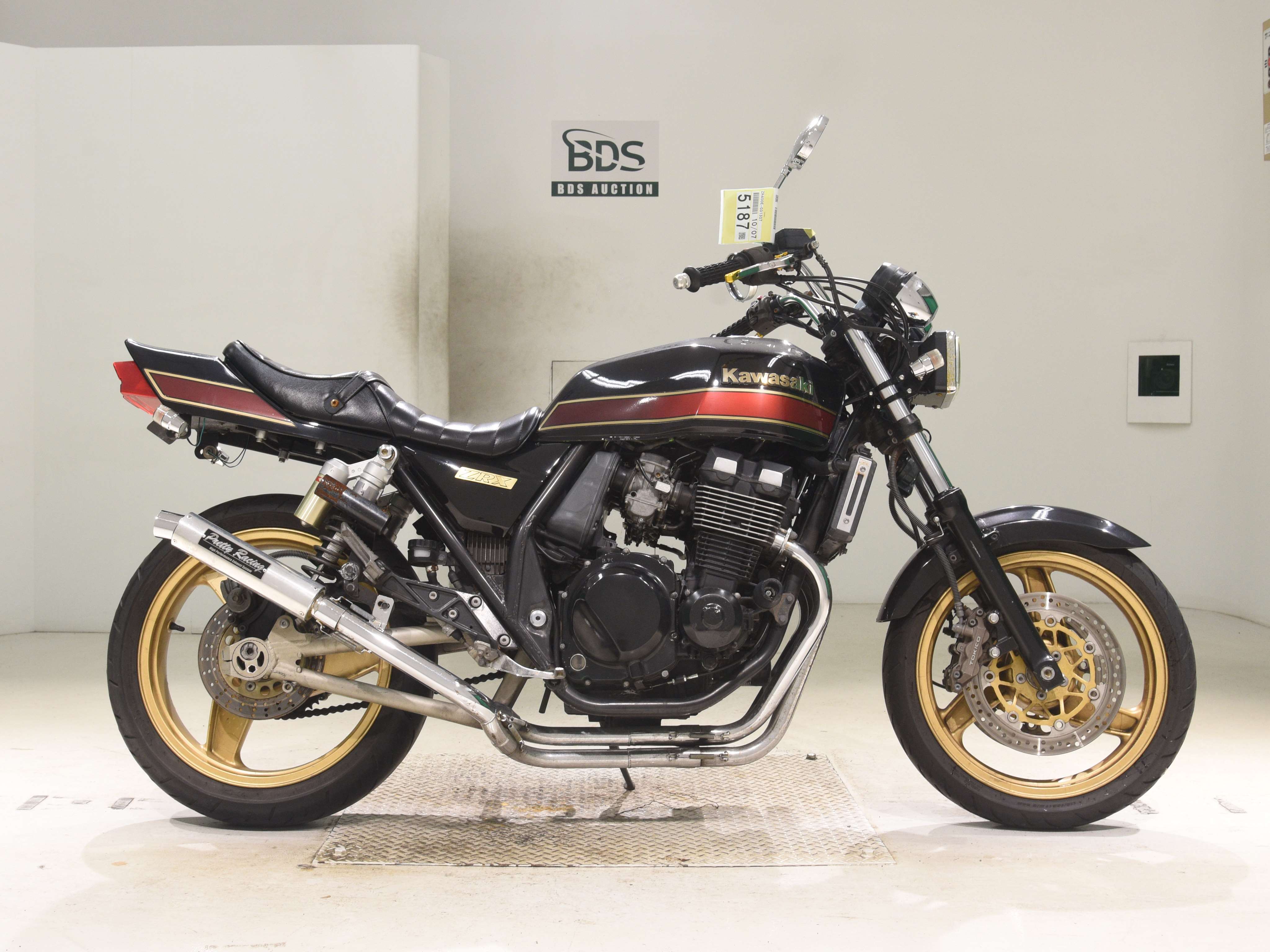 Kawasaki ZRX400, right