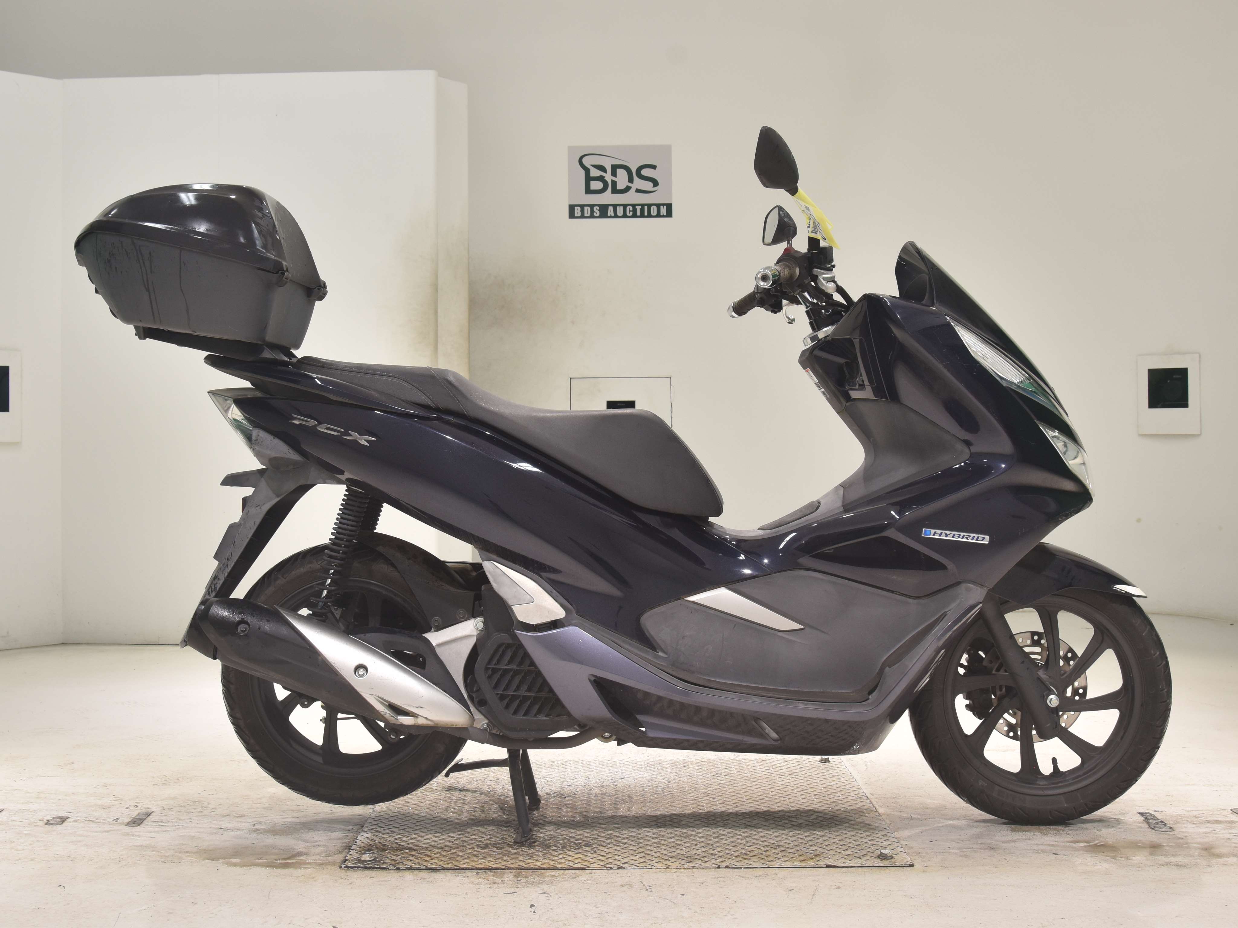 Honda PCX125-3, right