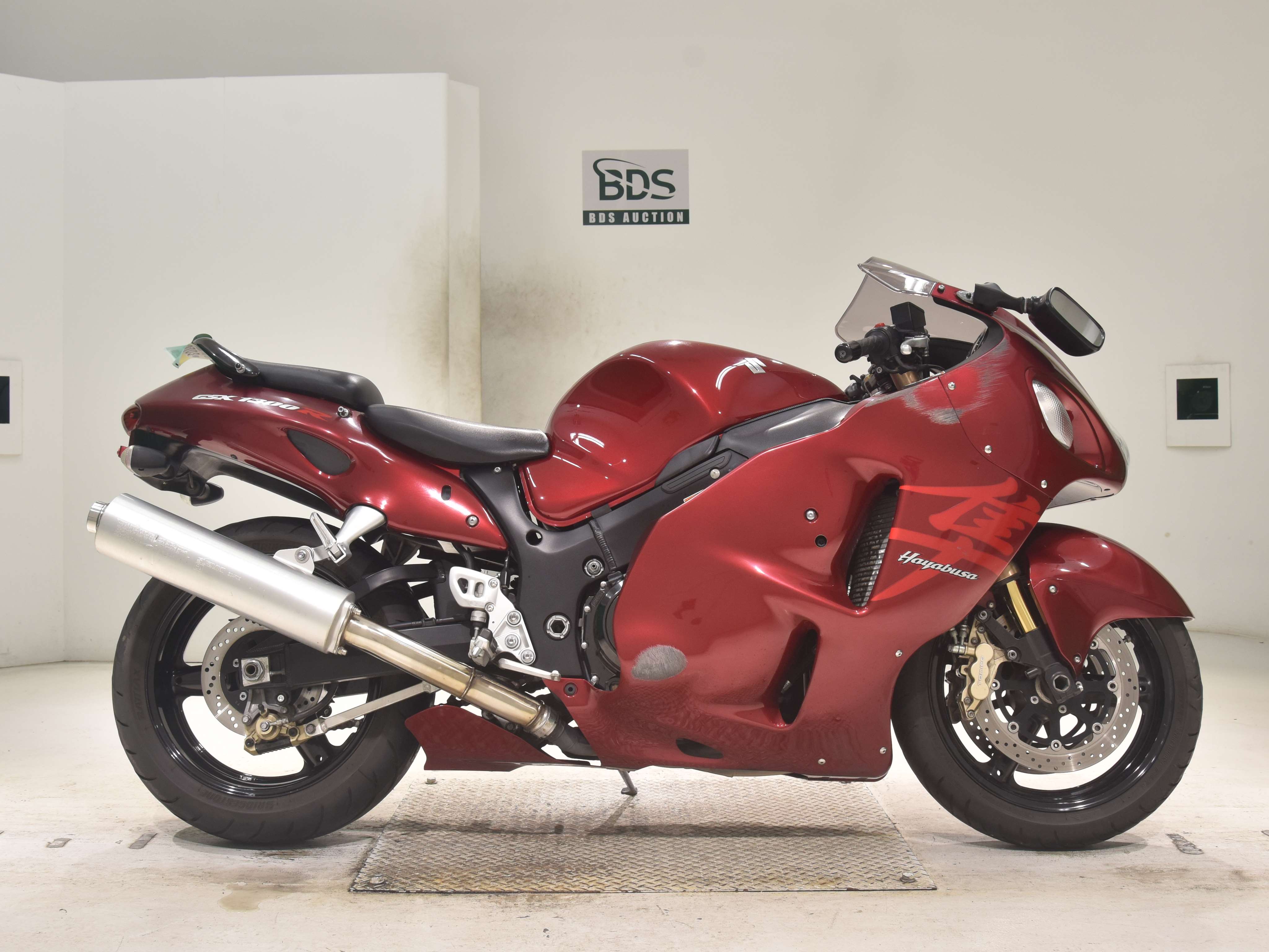 Suzuki GSX1300R HAYABUSA, right