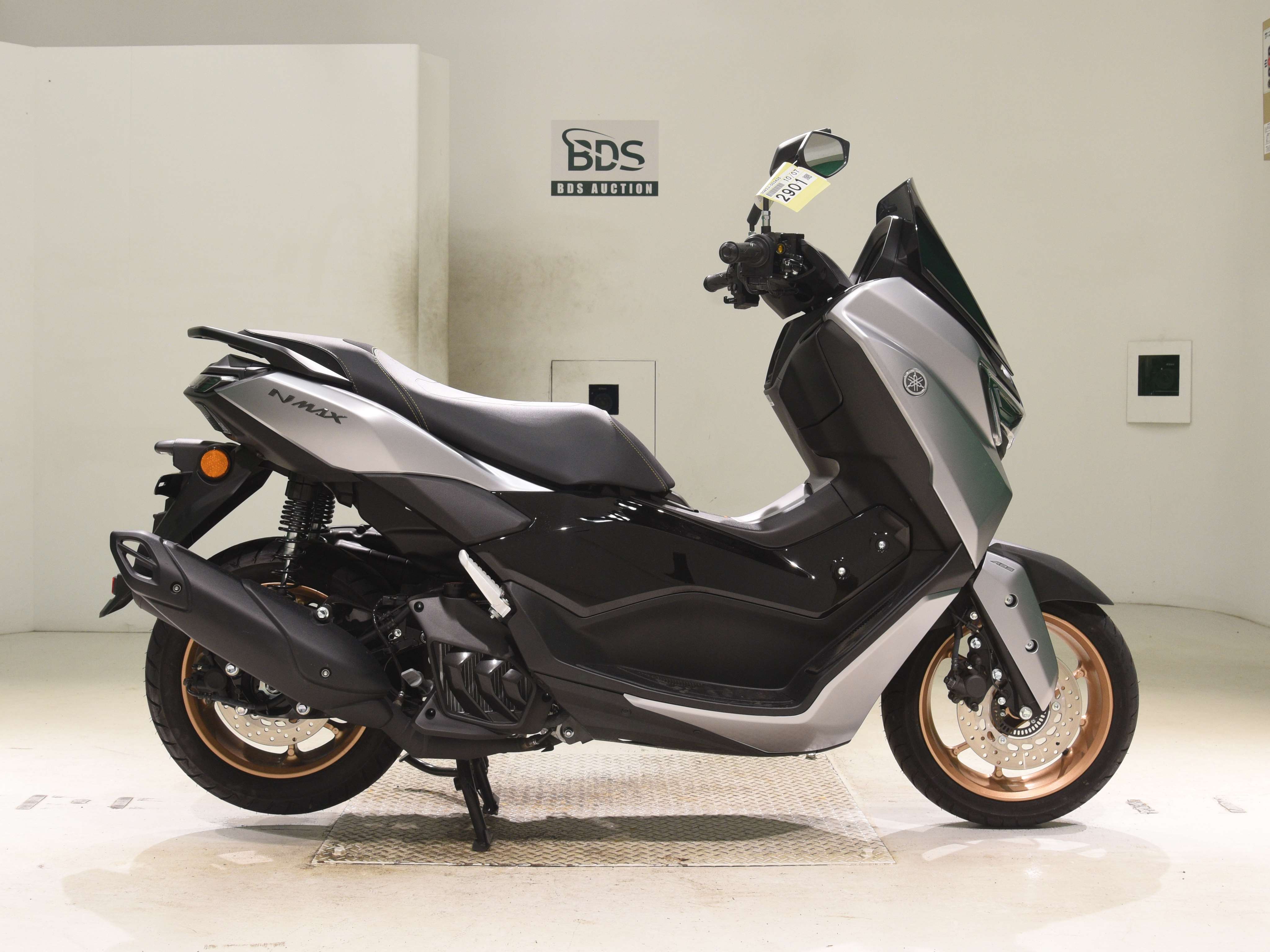 Yamaha N-MAX155, right