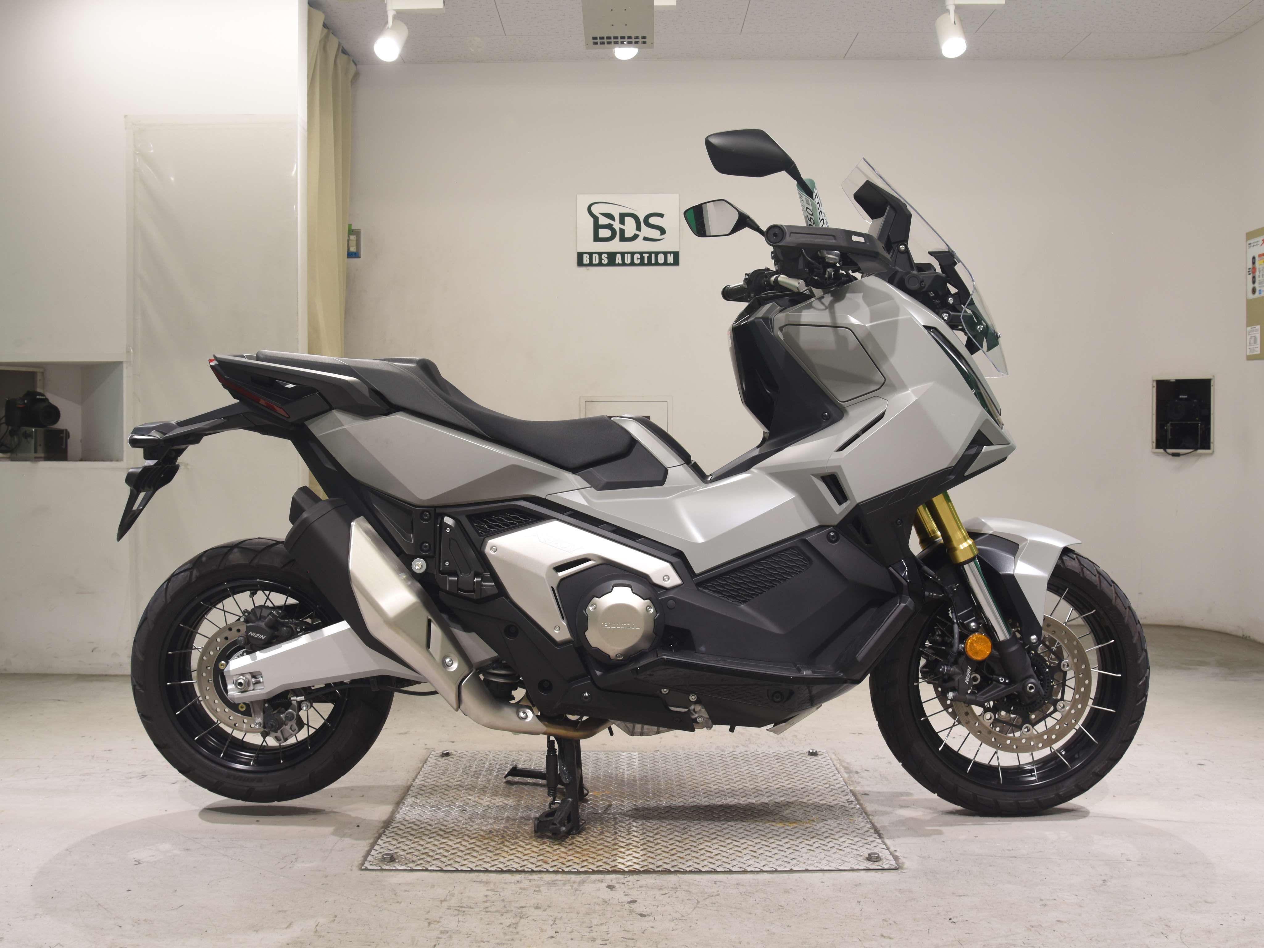 Honda X-ADV750, right