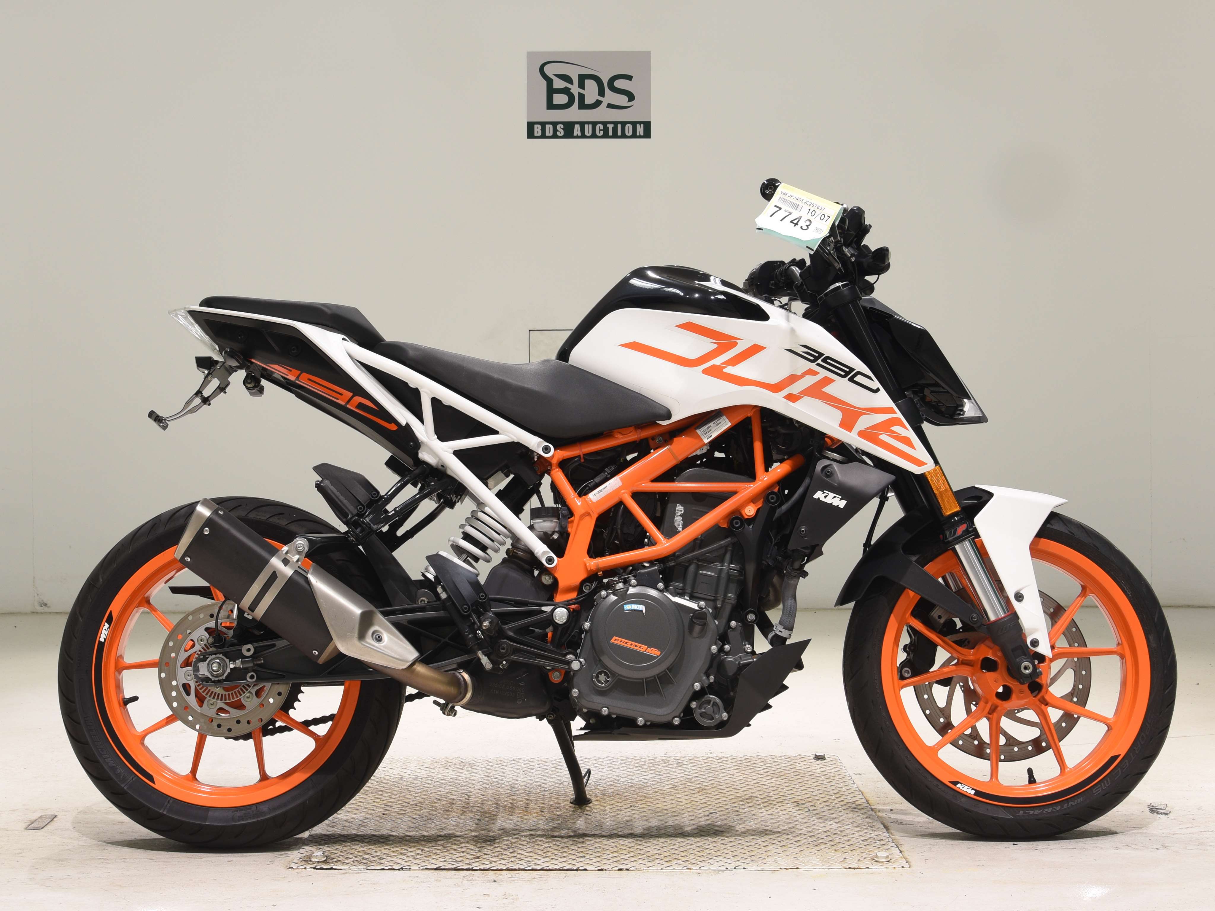 KTM 390 DUKE, right