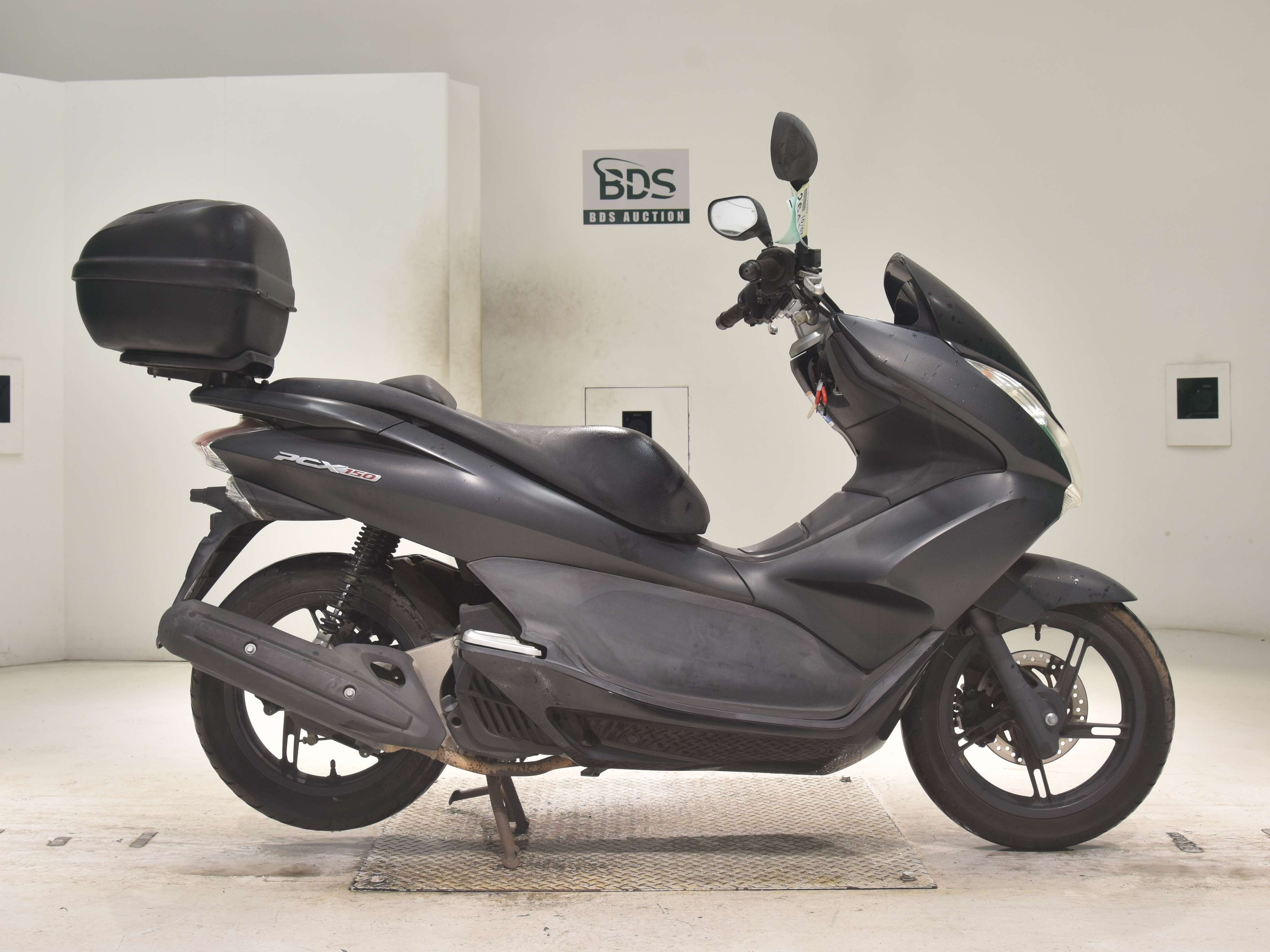 Honda PCX150, right