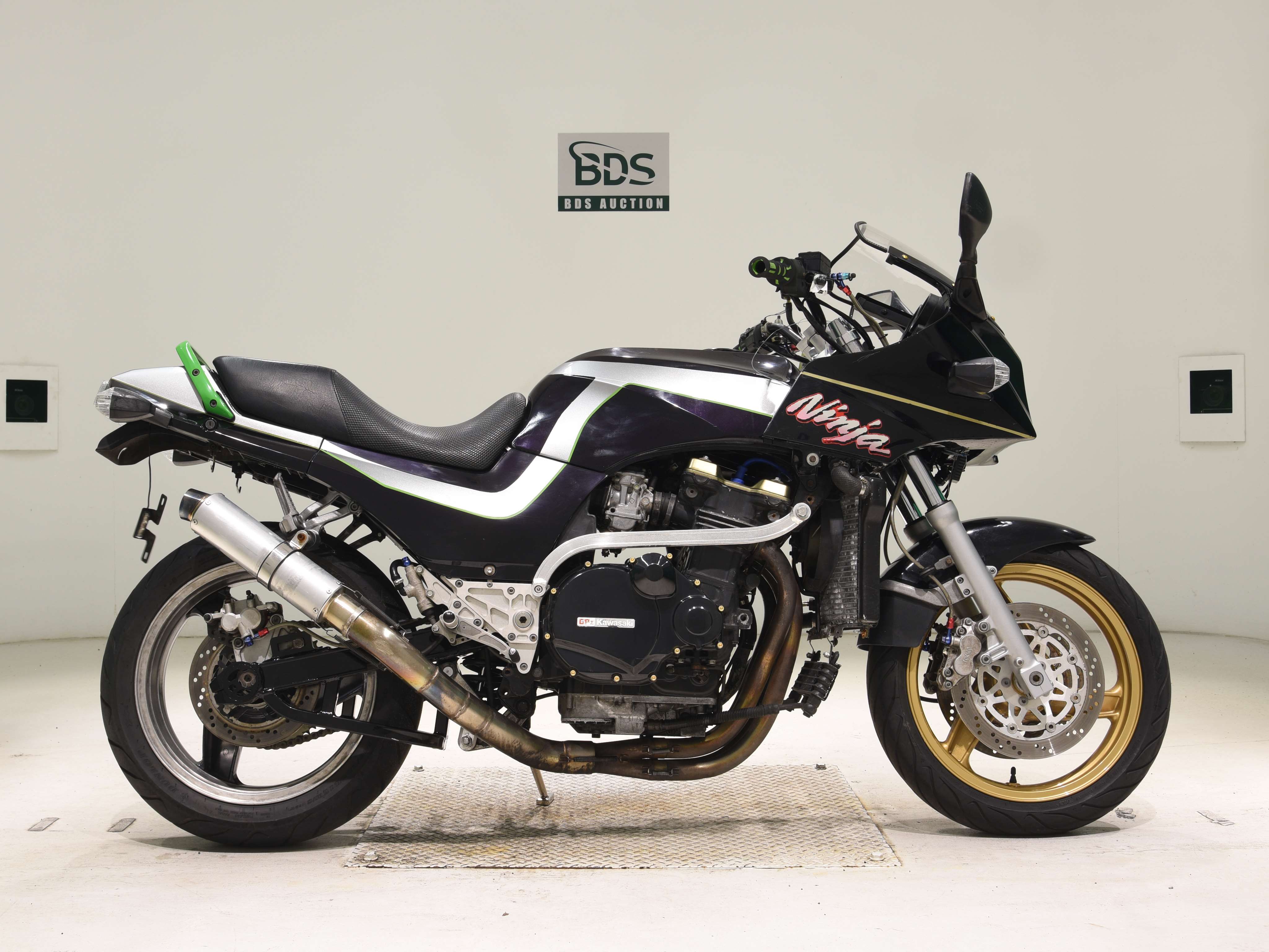 Kawasaki GPZ900R, right