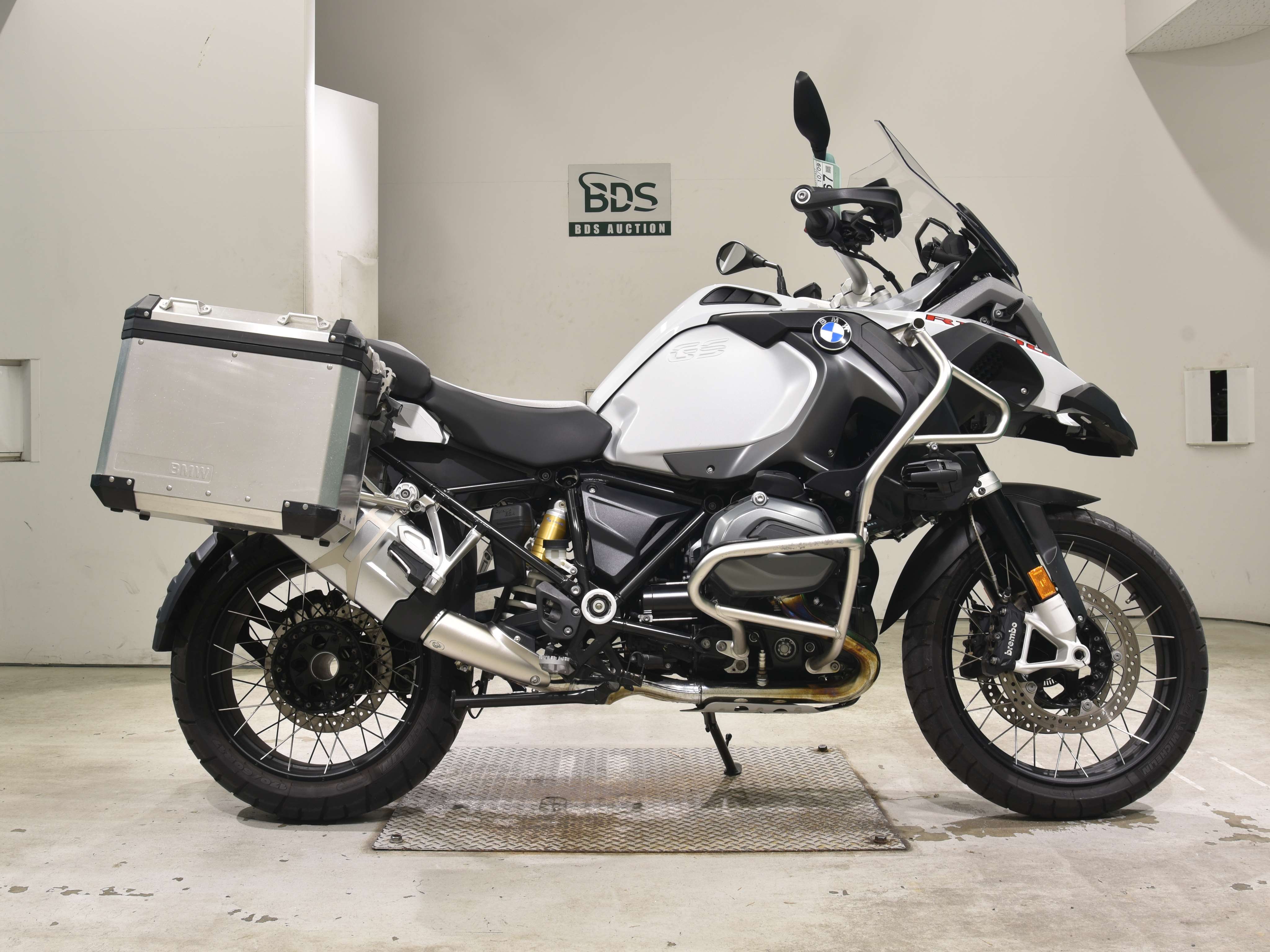 BMW R1250GS ADVENTURE, right