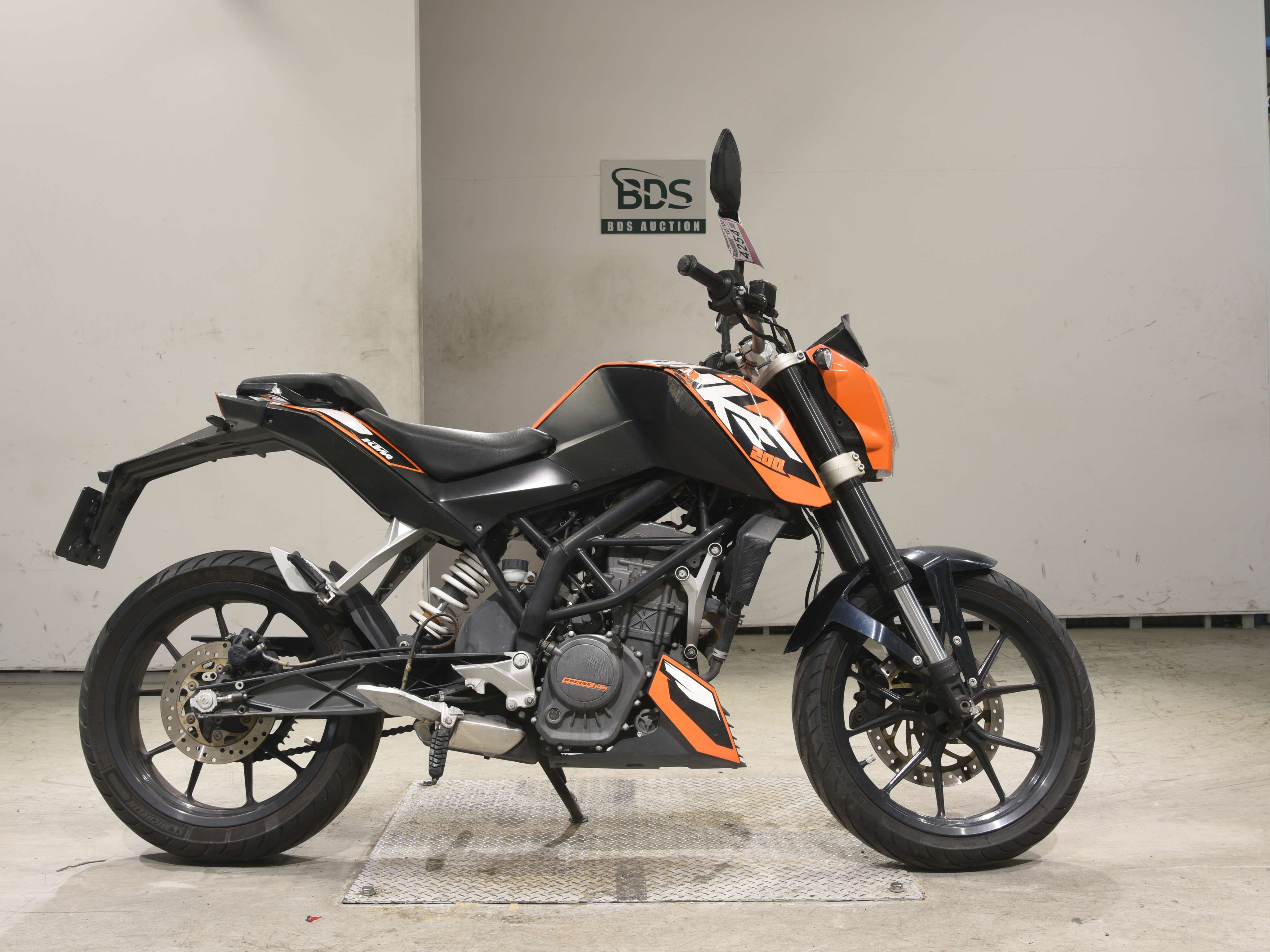 KTM 200 DUKE, right