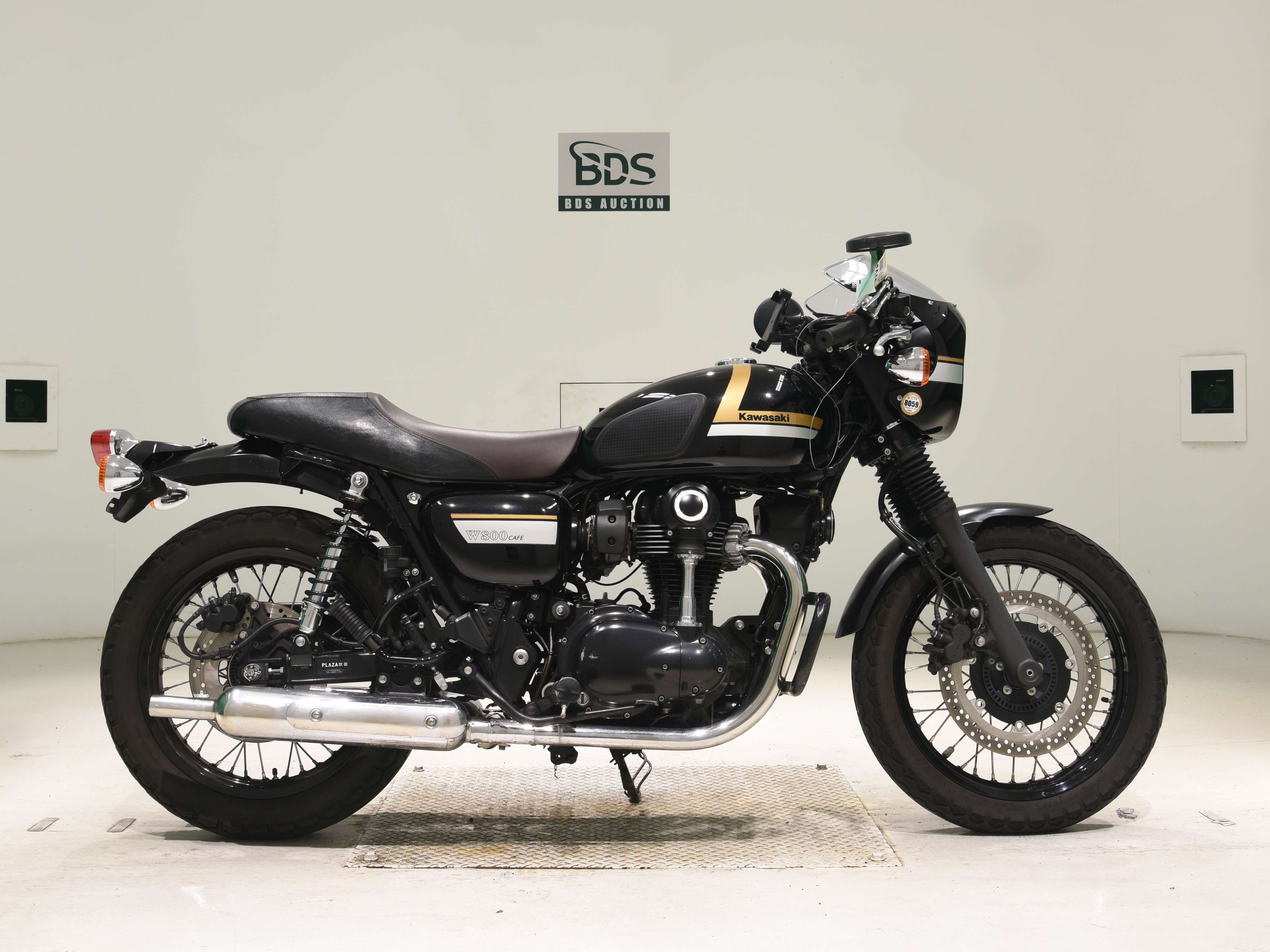 Kawasaki W800, right