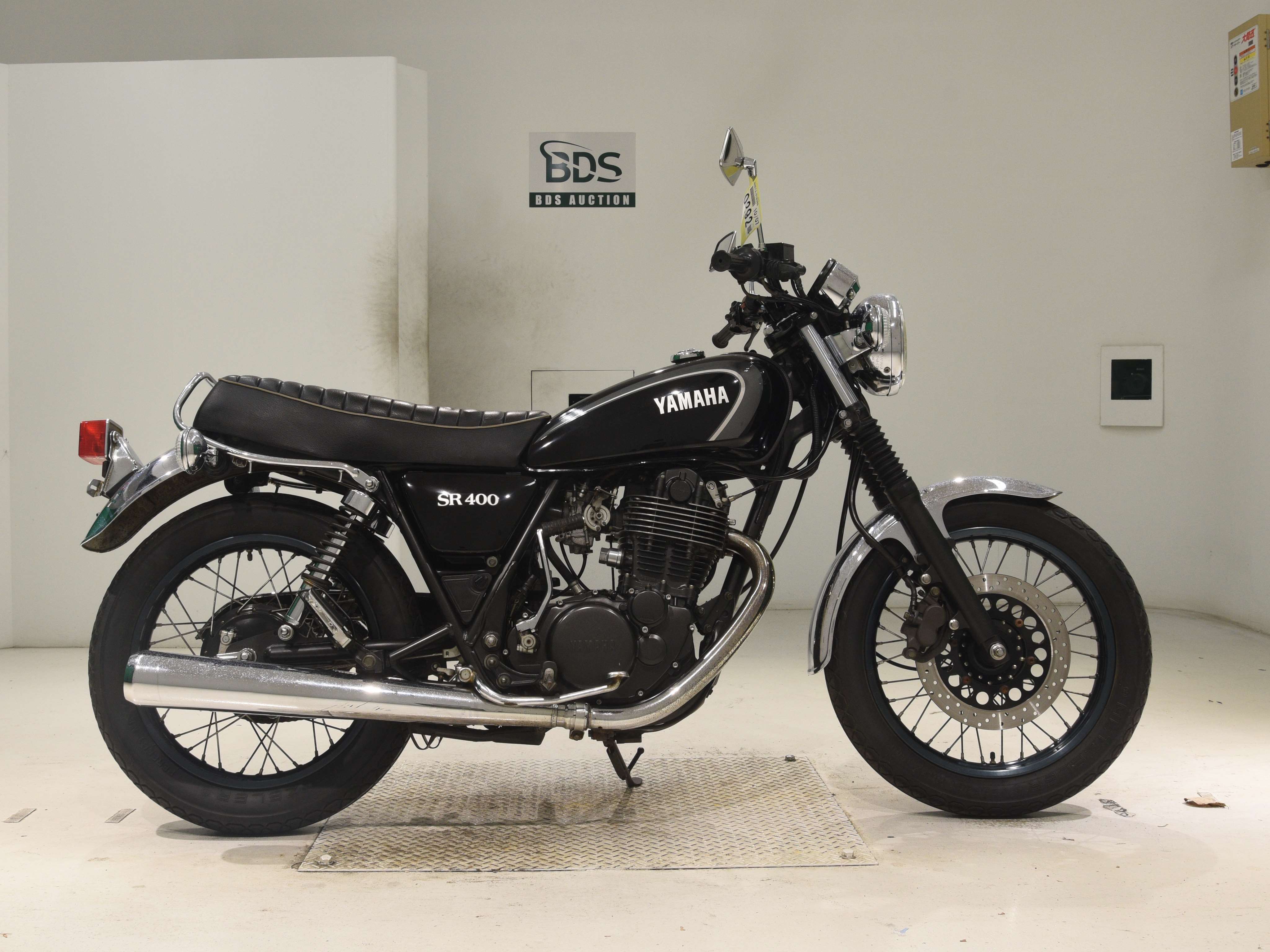 Yamaha SR400, right