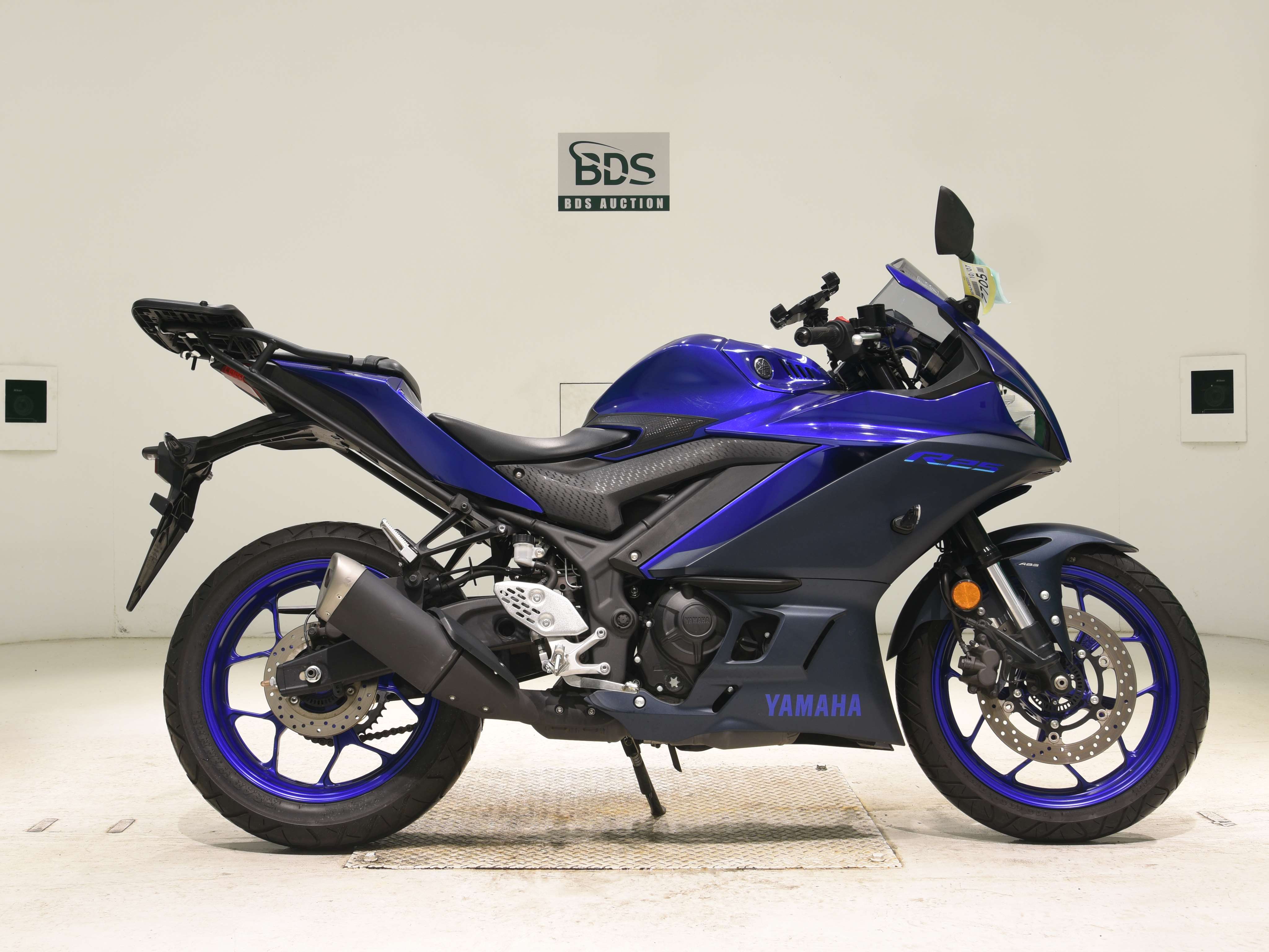 Yamaha YZF-R25, right