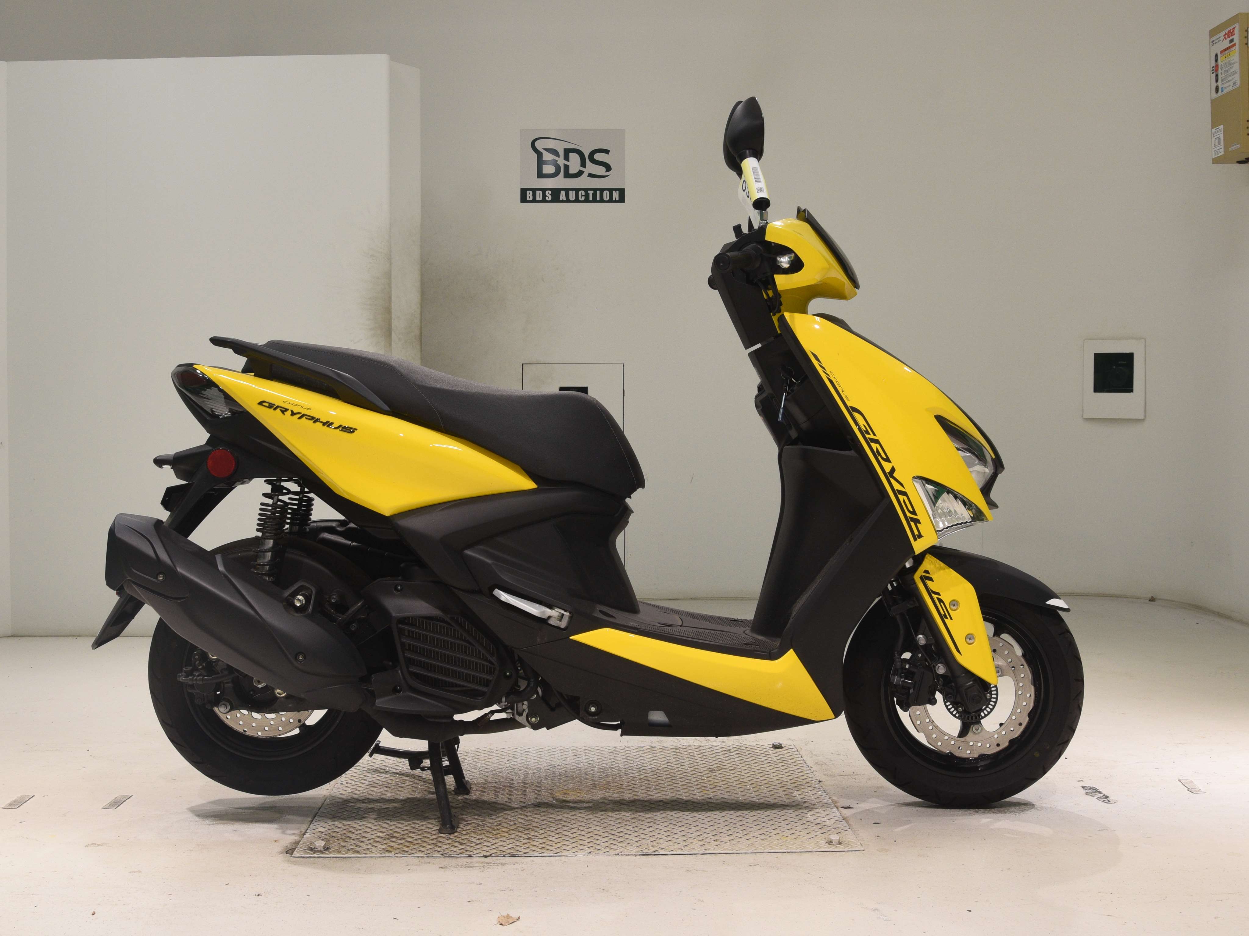Yamaha CYGNUS, right