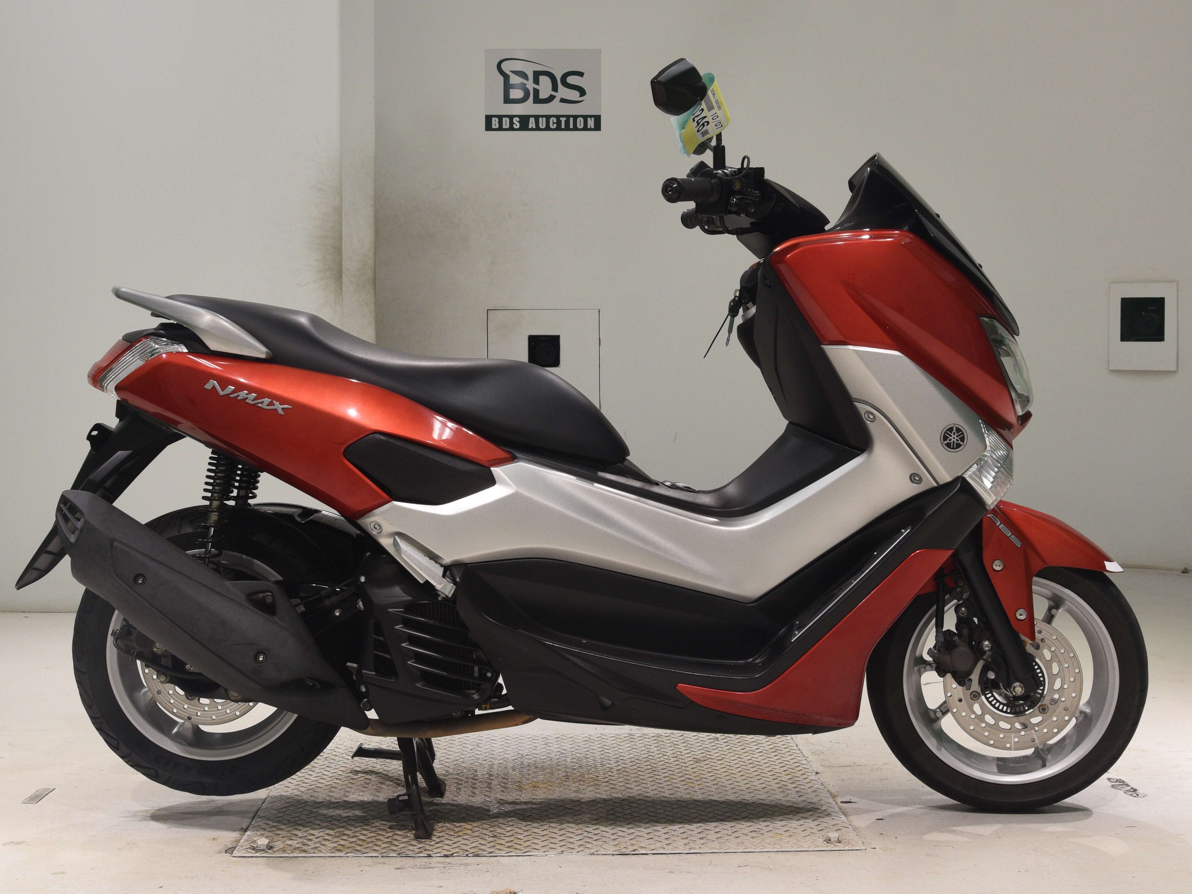 Yamaha N-MAX125, right