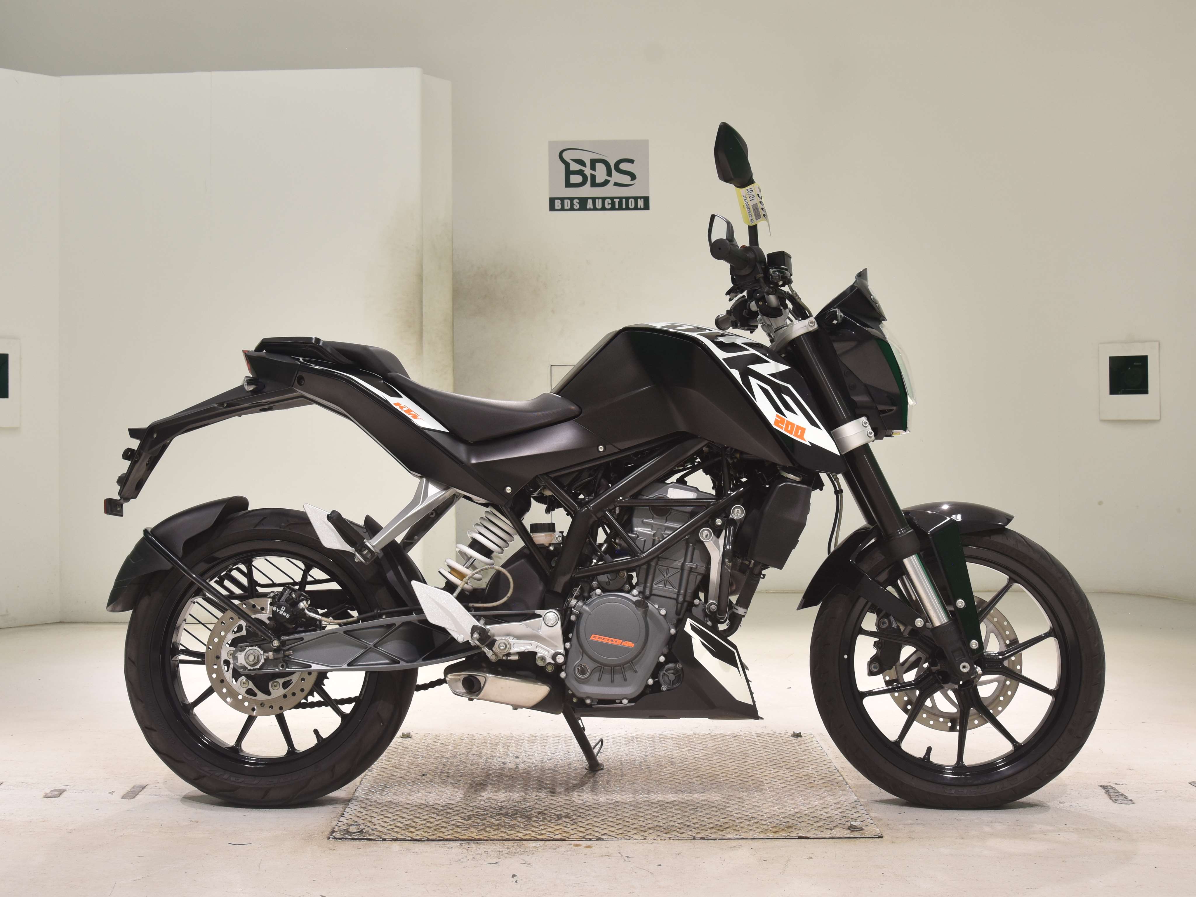 KTM 200 DUKE, right