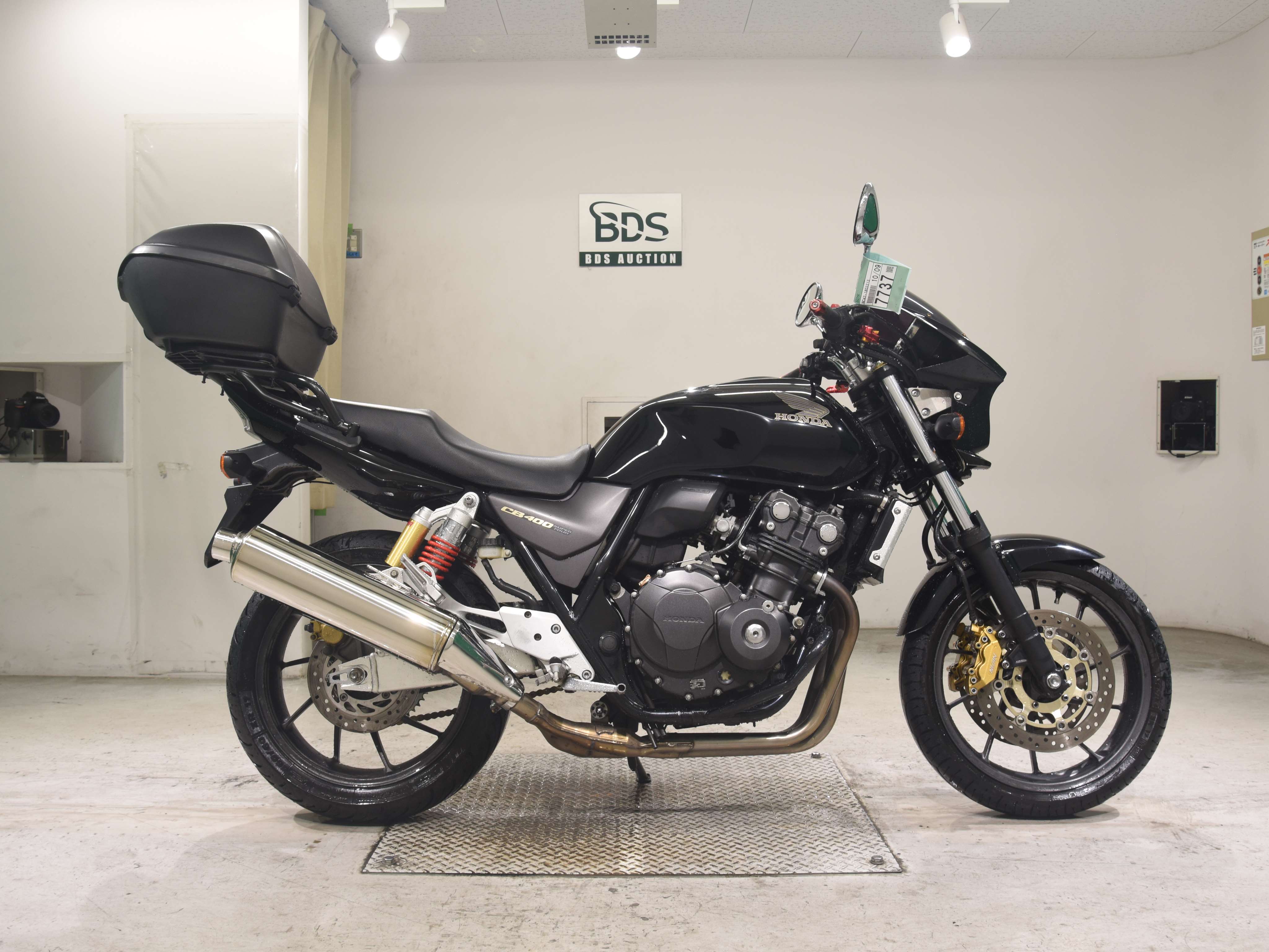 Honda CB400SF, right