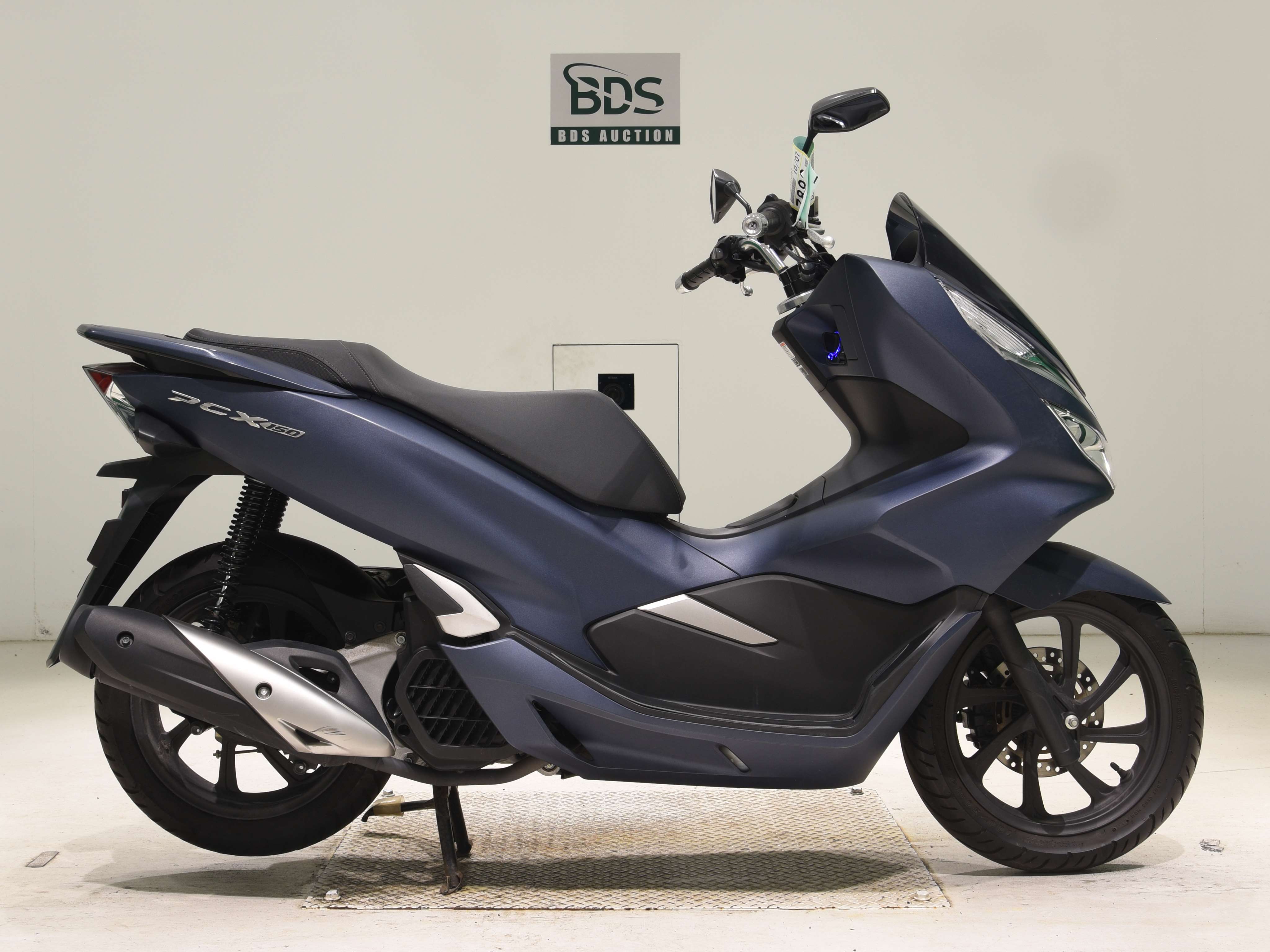 Honda PCX150, right