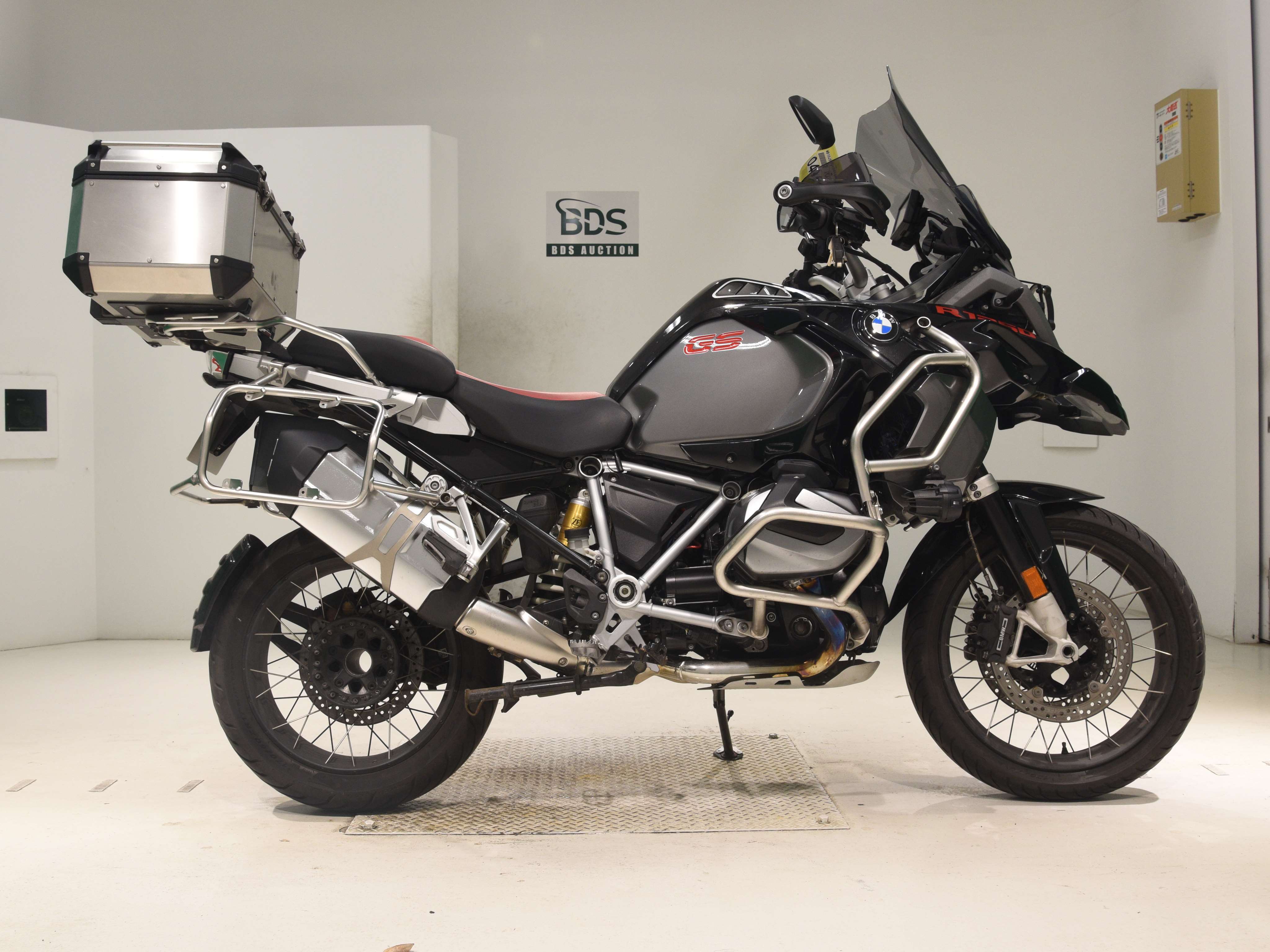 BMW R1250GS ADVENTURE, right