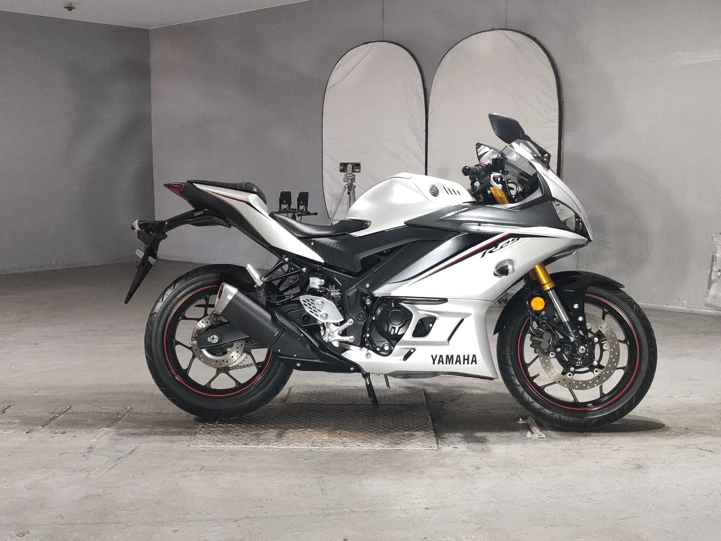 Yamaha YZF-R25, Foto 1