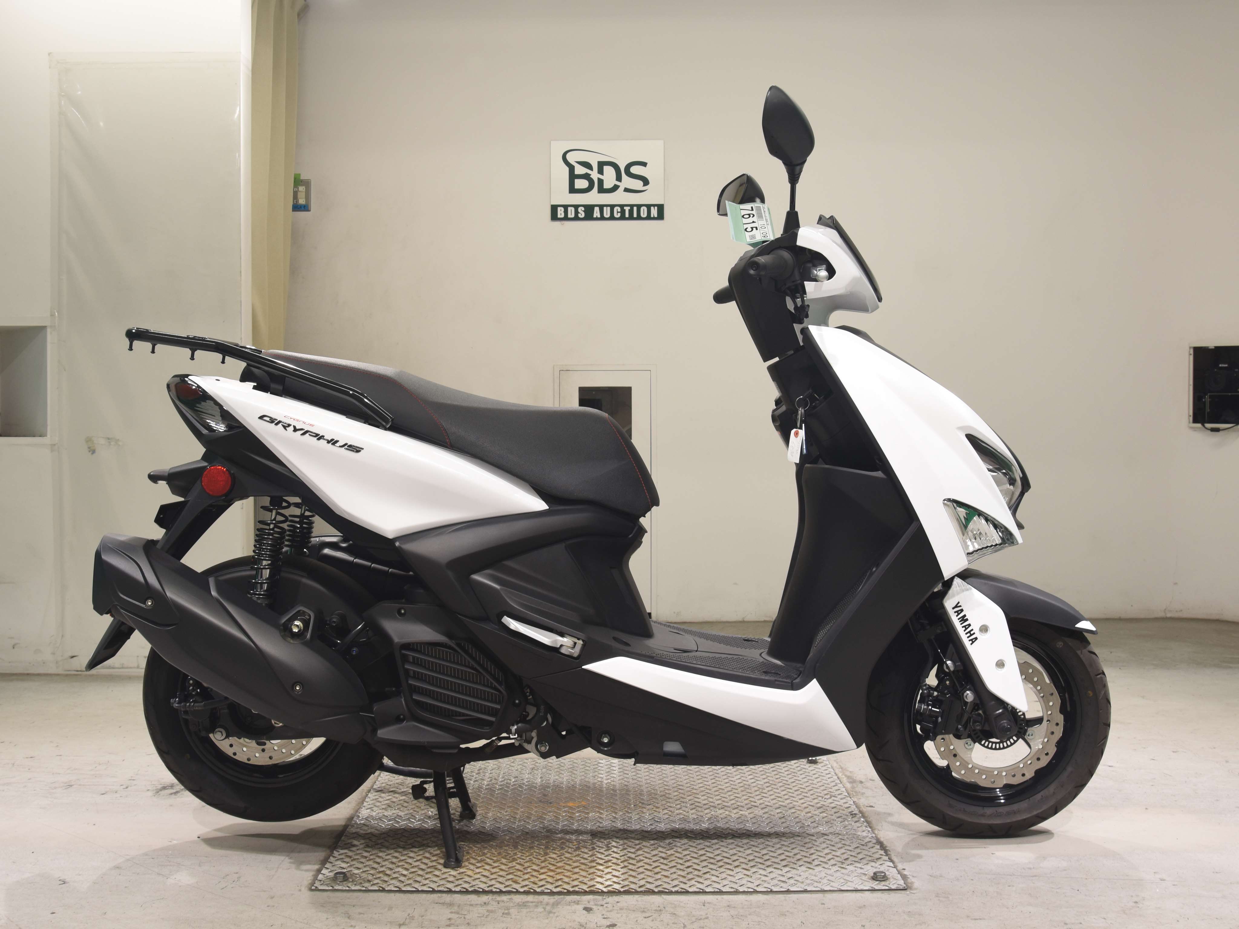 Yamaha CYGNUS, right