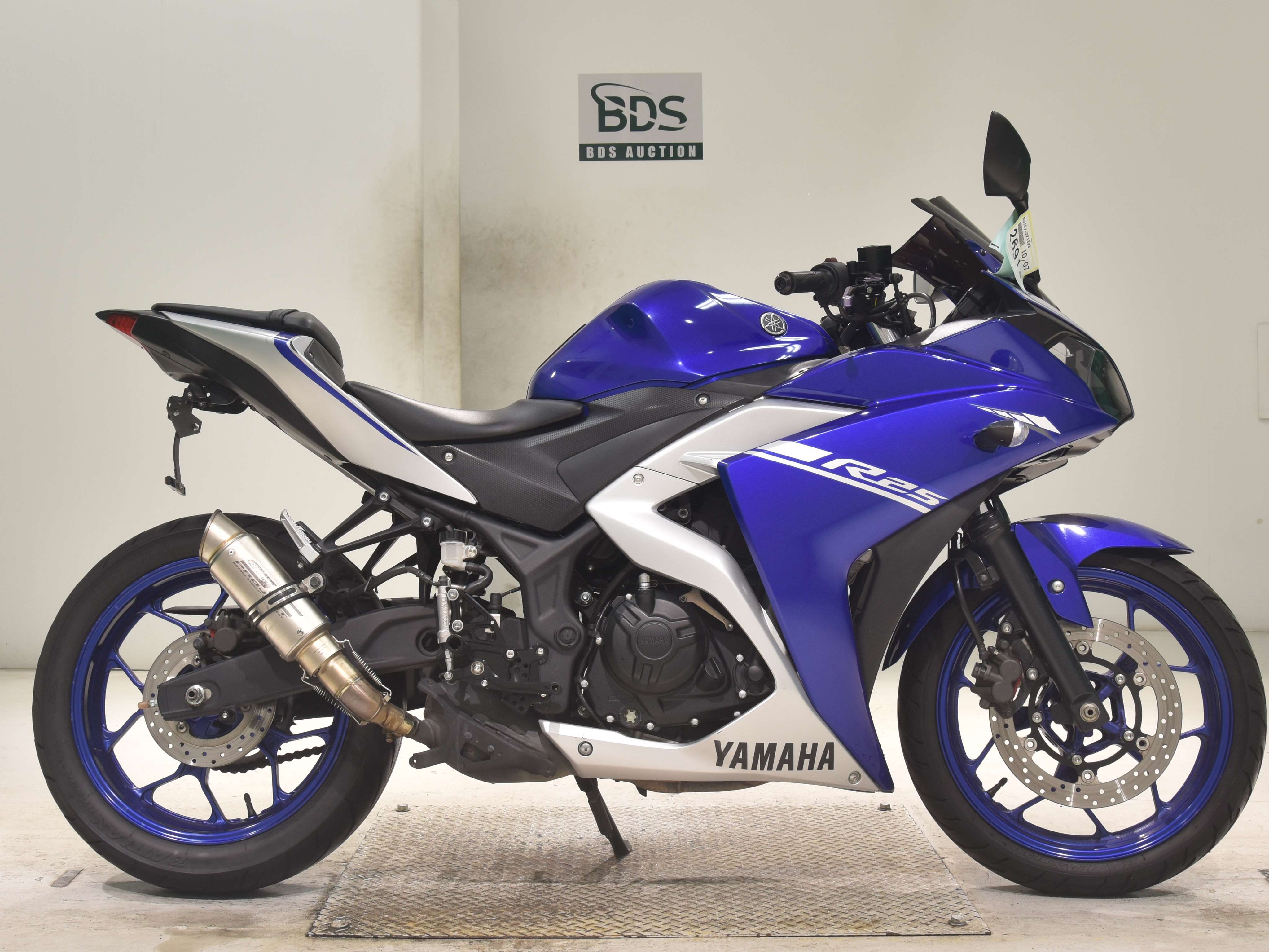 Yamaha YZF-R25, right