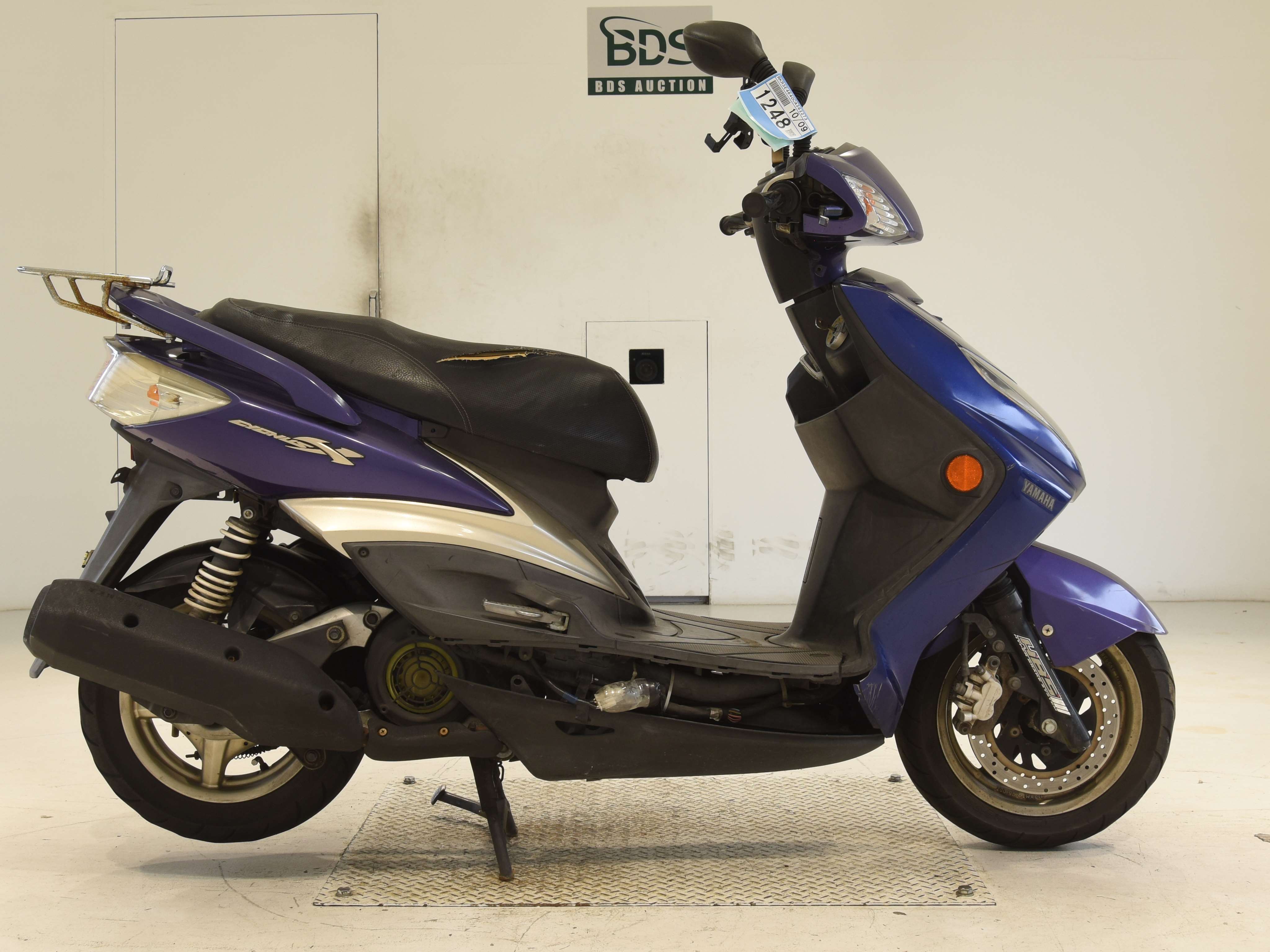 Yamaha CYGNUS, right