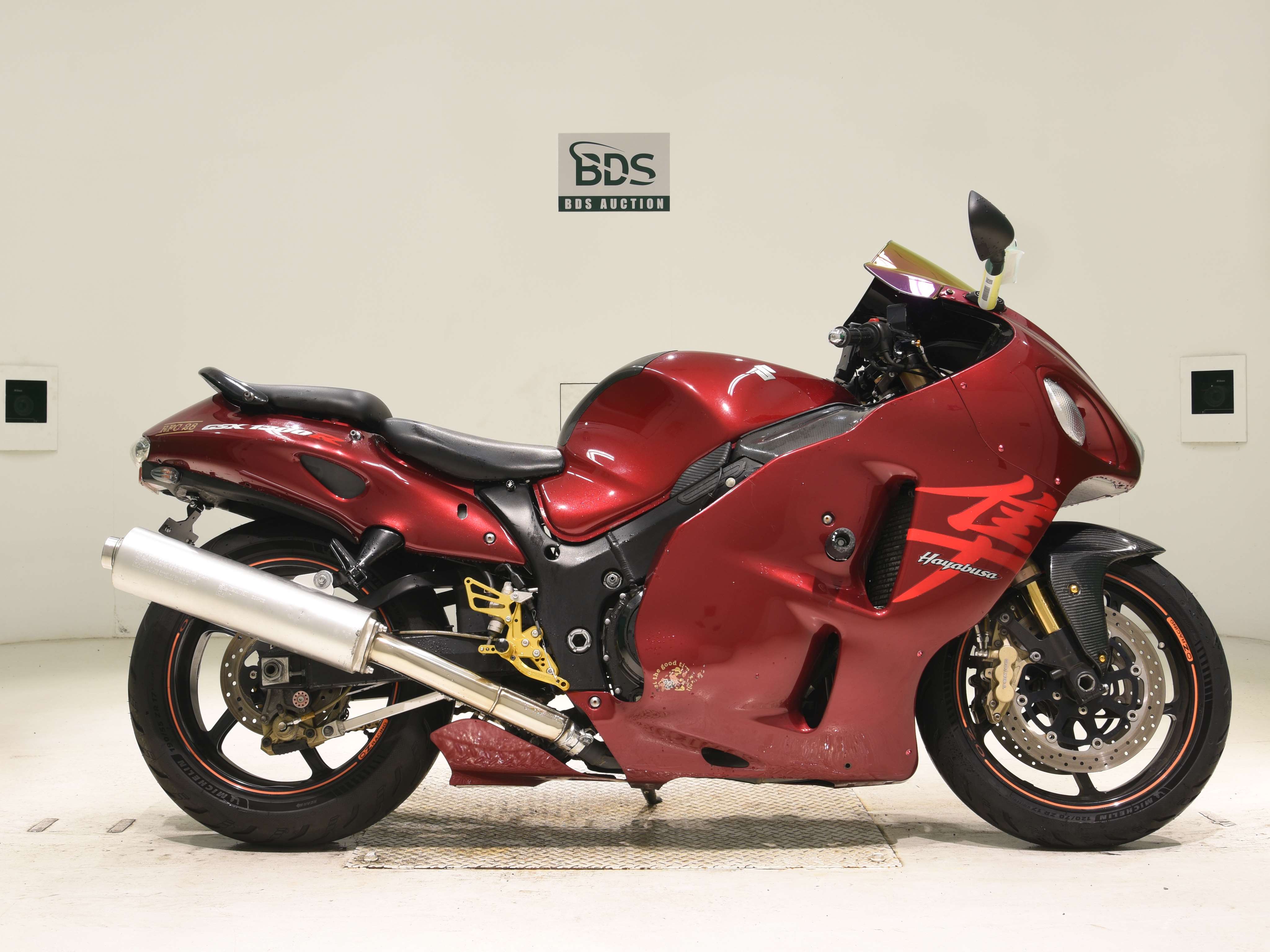 Suzuki GSX1300R HAYABUSA, right