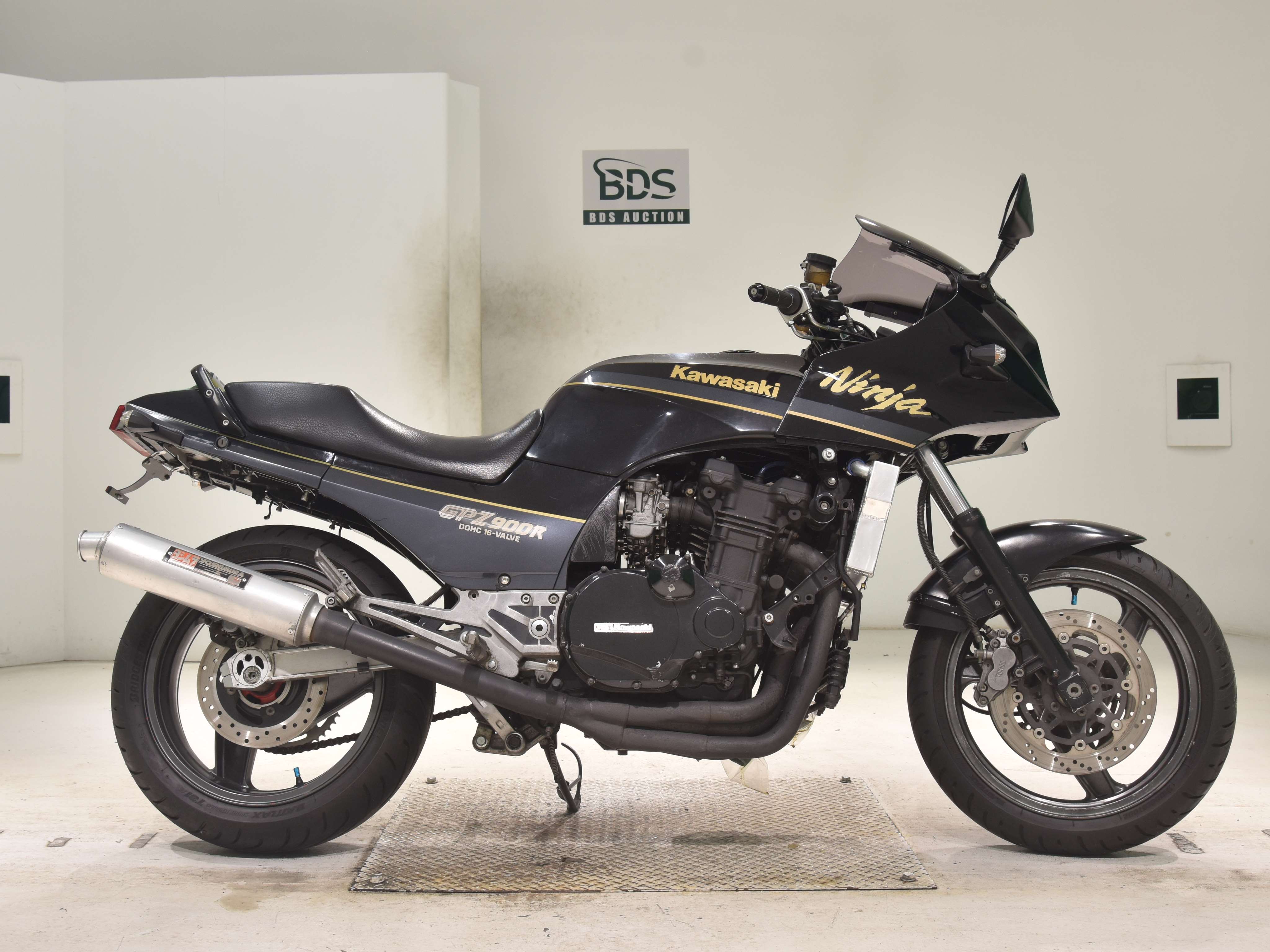 Kawasaki GPZ900R, right