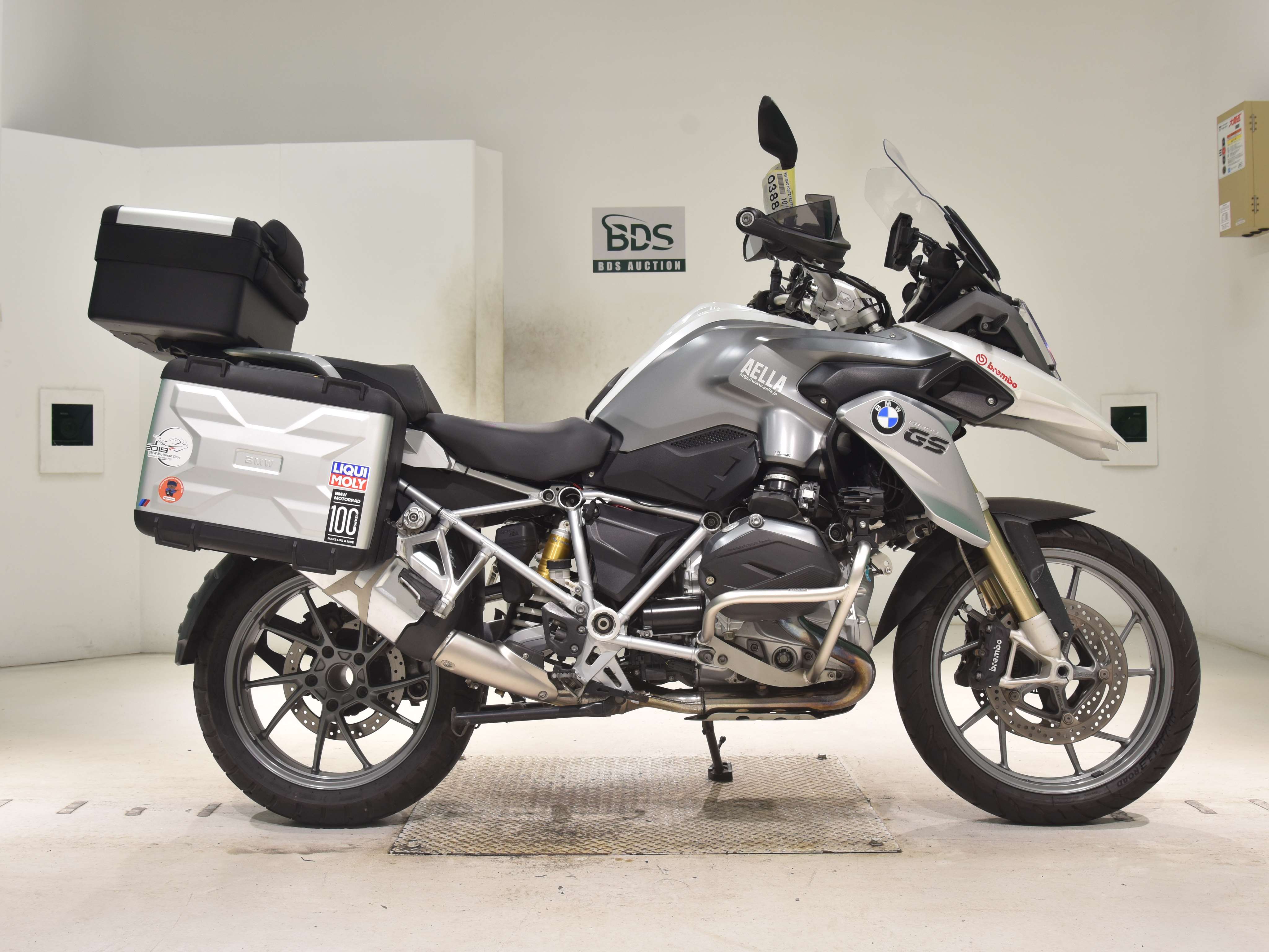 BMW R1200GS, right