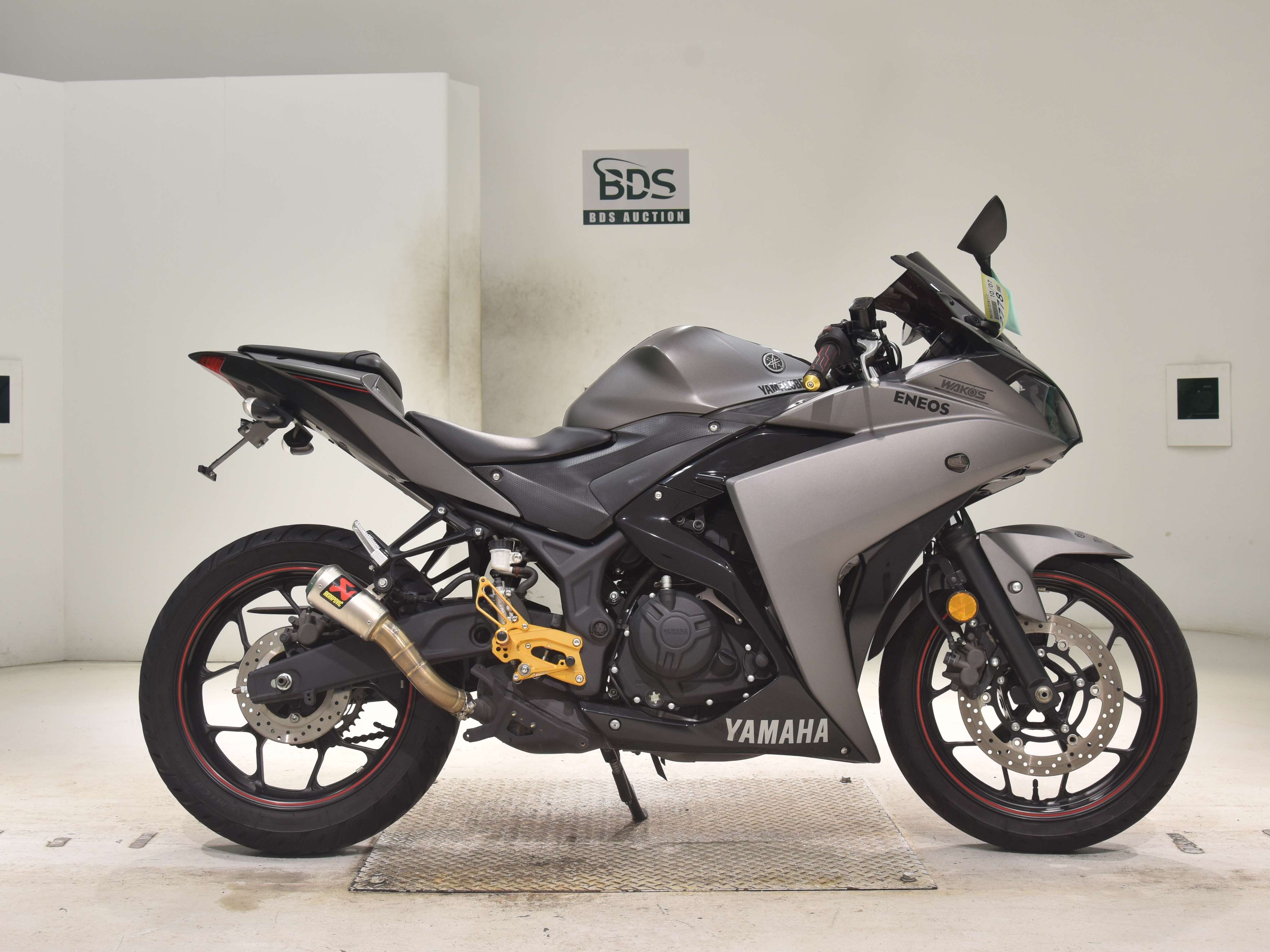 Yamaha YZF-R25, right
