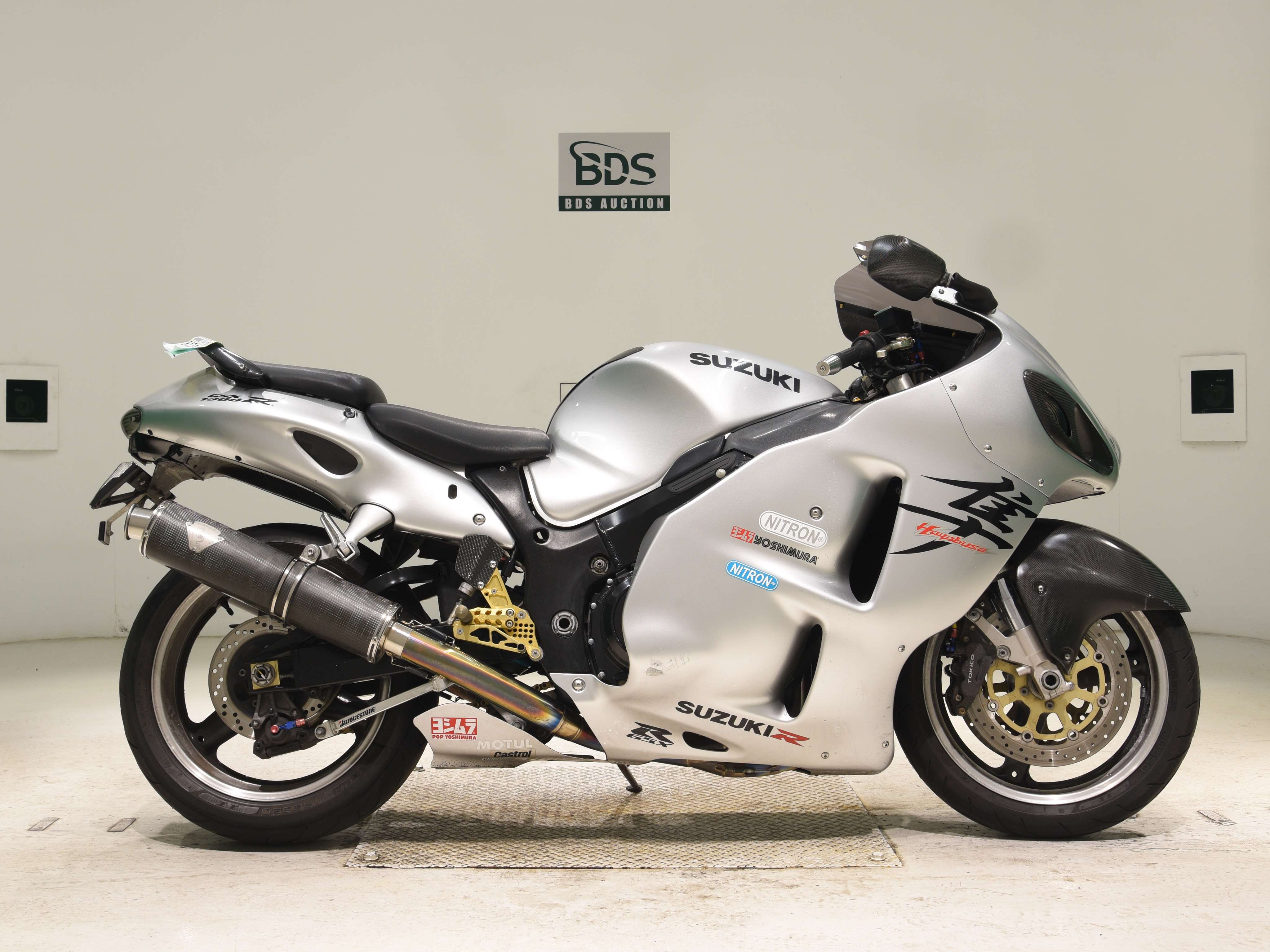 Suzuki GSX1300R HAYABUSA, right