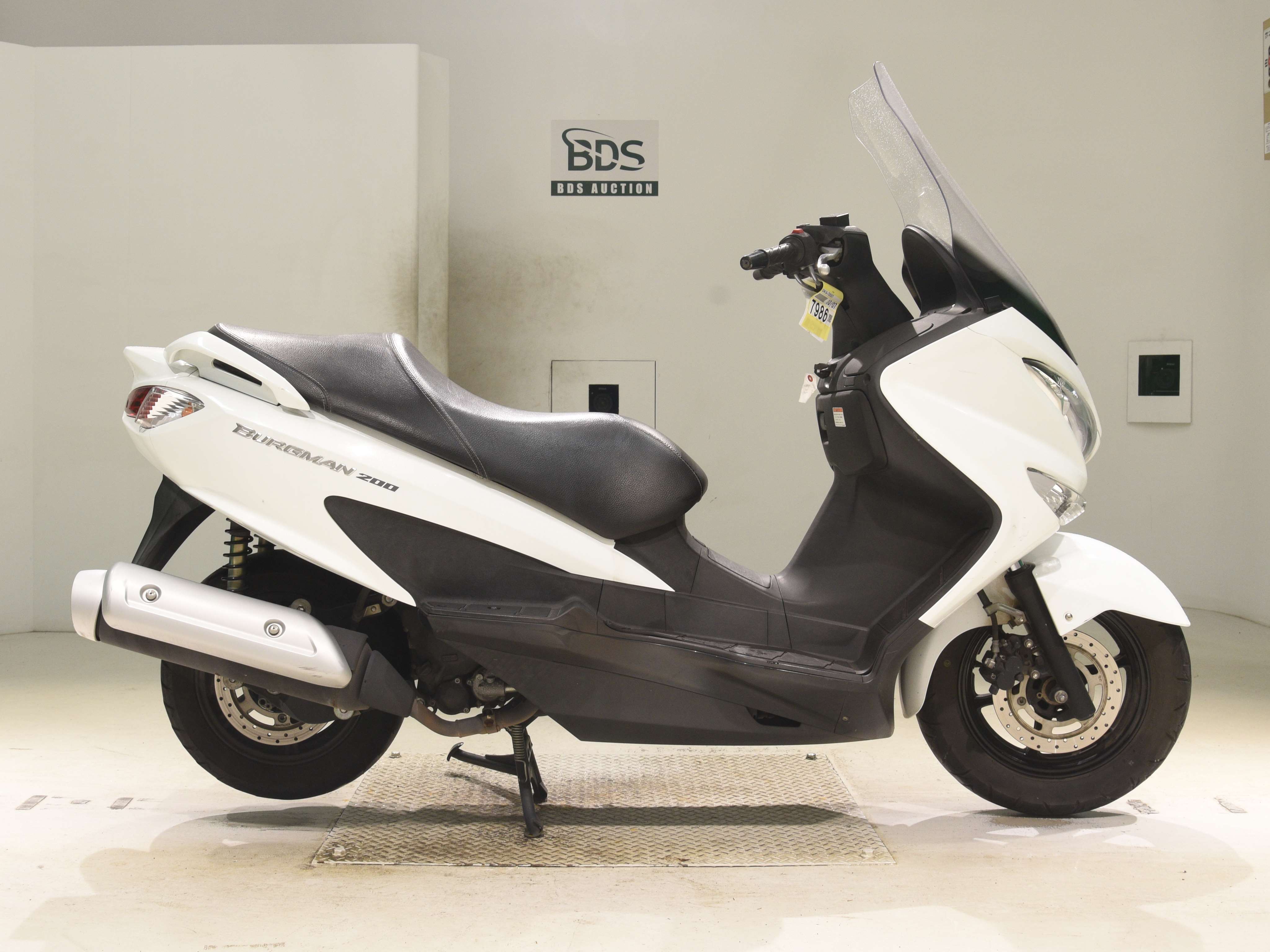 Suzuki BURGMAN200, right