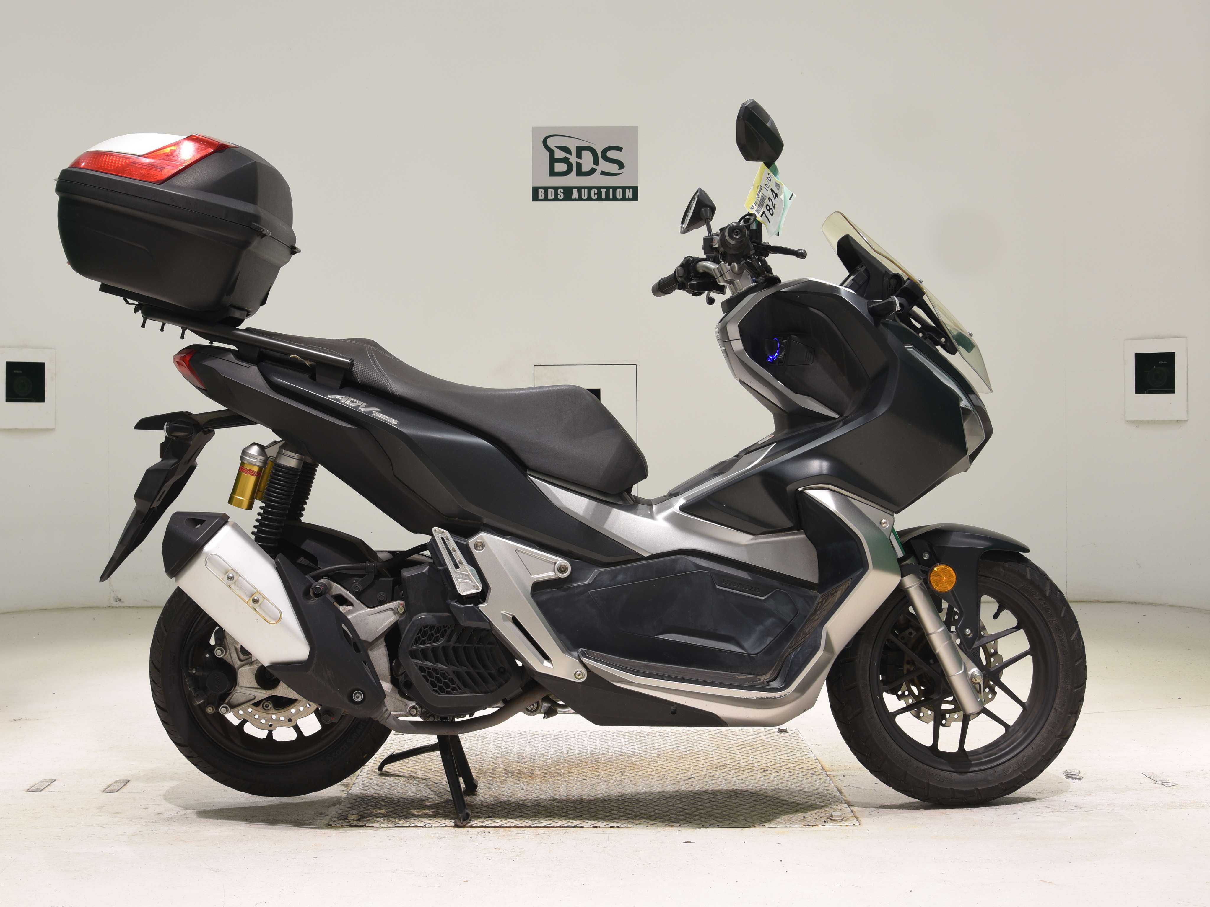 Honda ADV 150, right