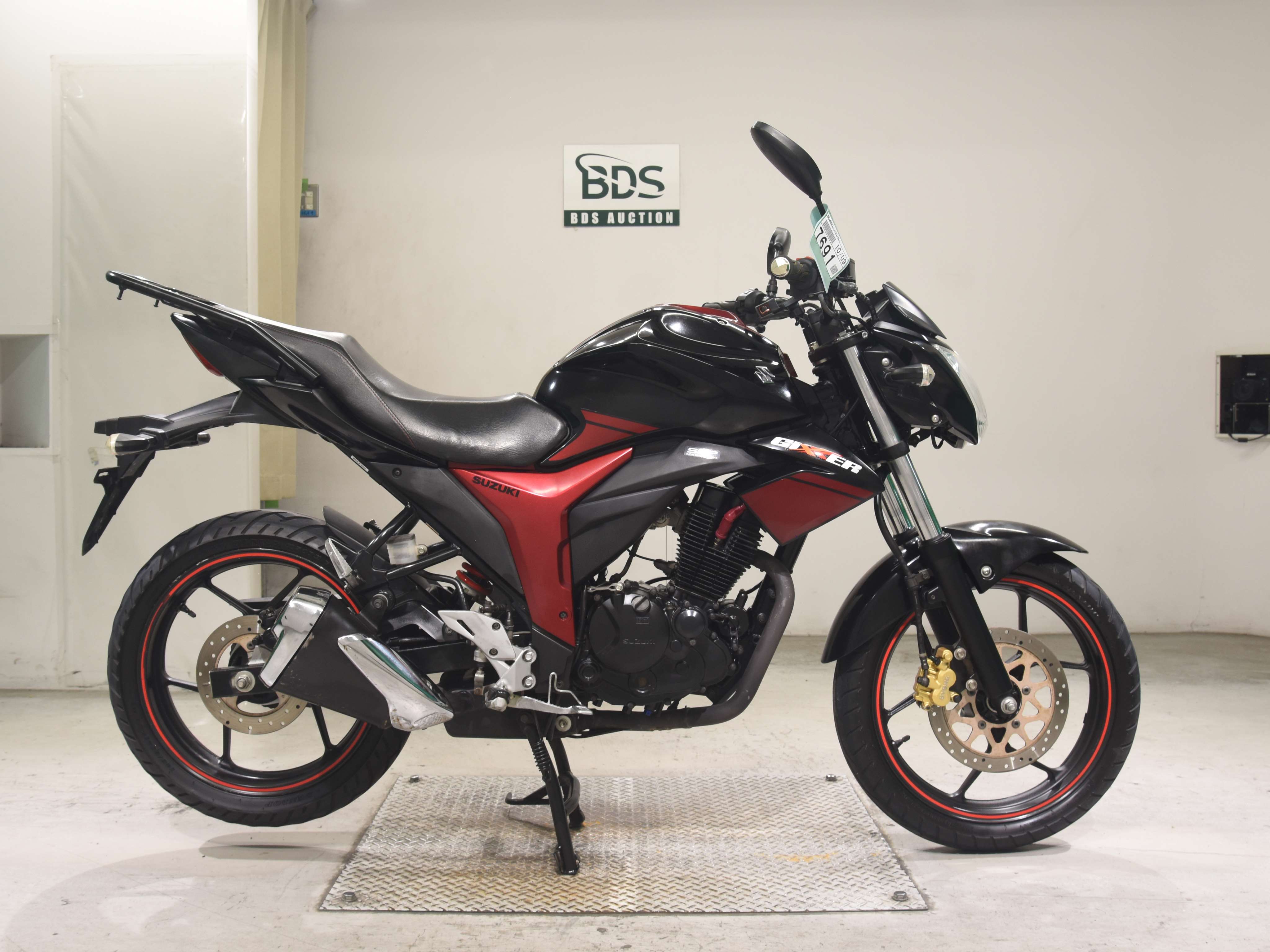 Suzuki GIXXER 150, right