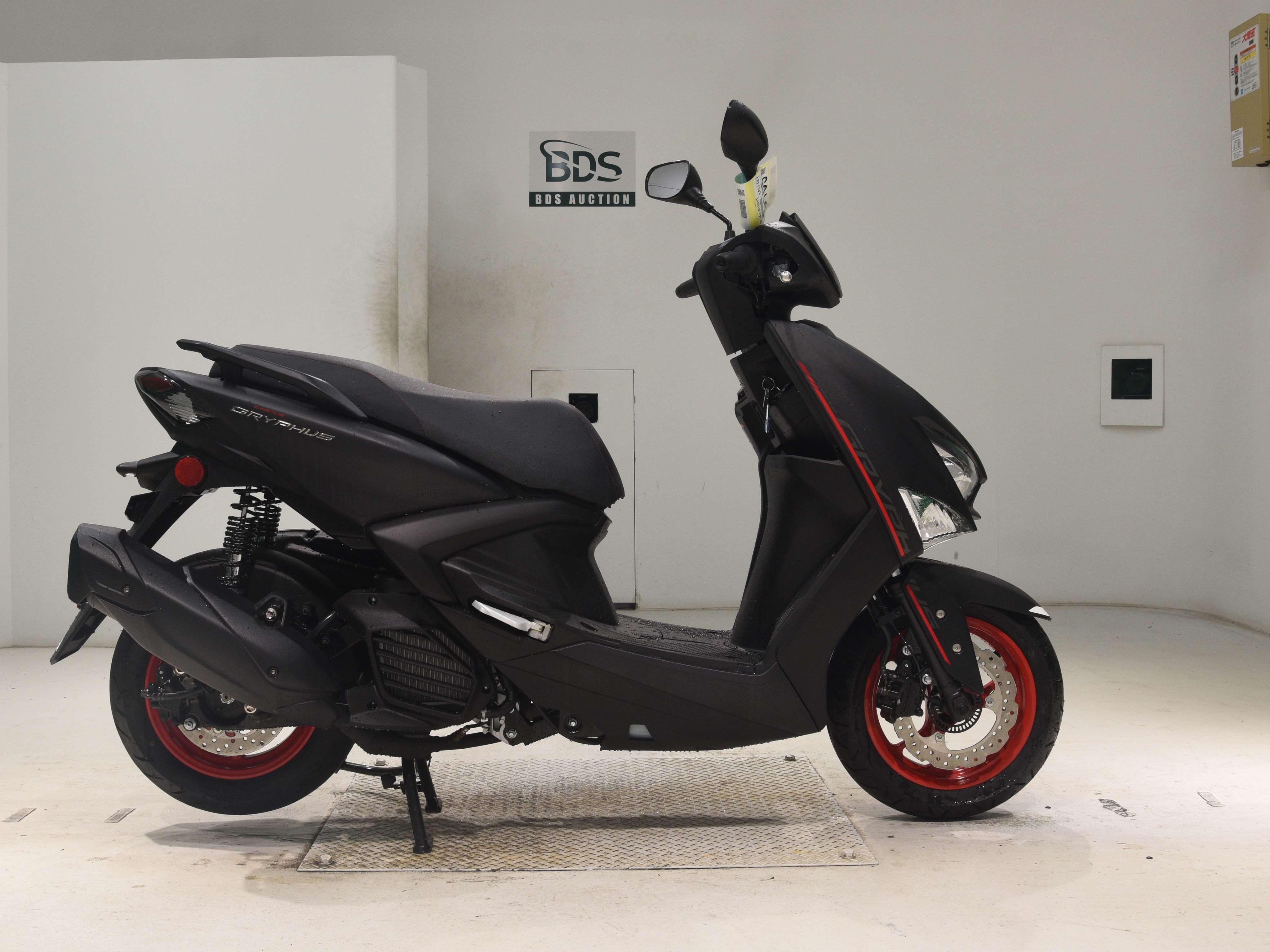 Yamaha CYGNUS, right