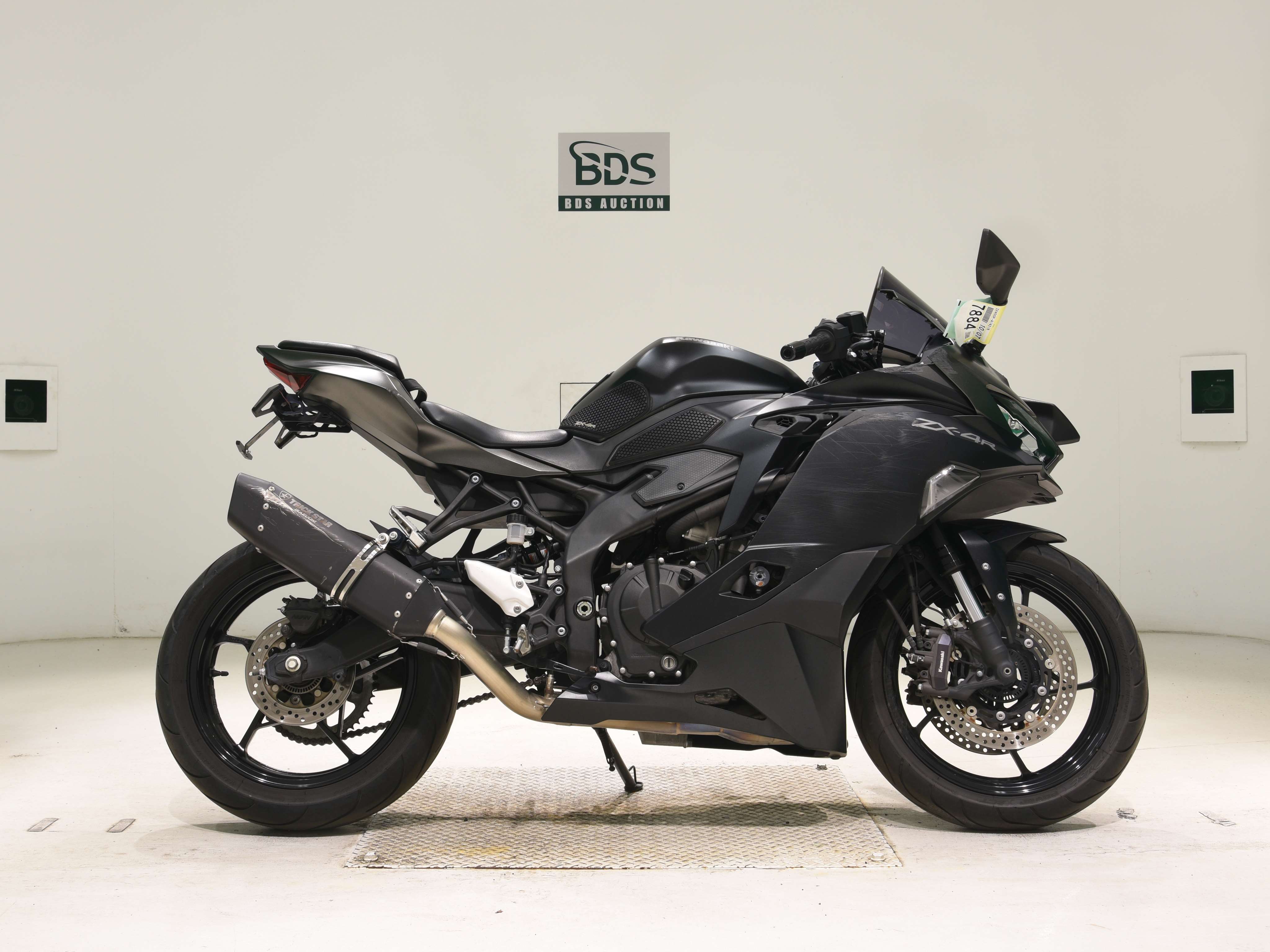 Kawasaki ZX-4R SE, right