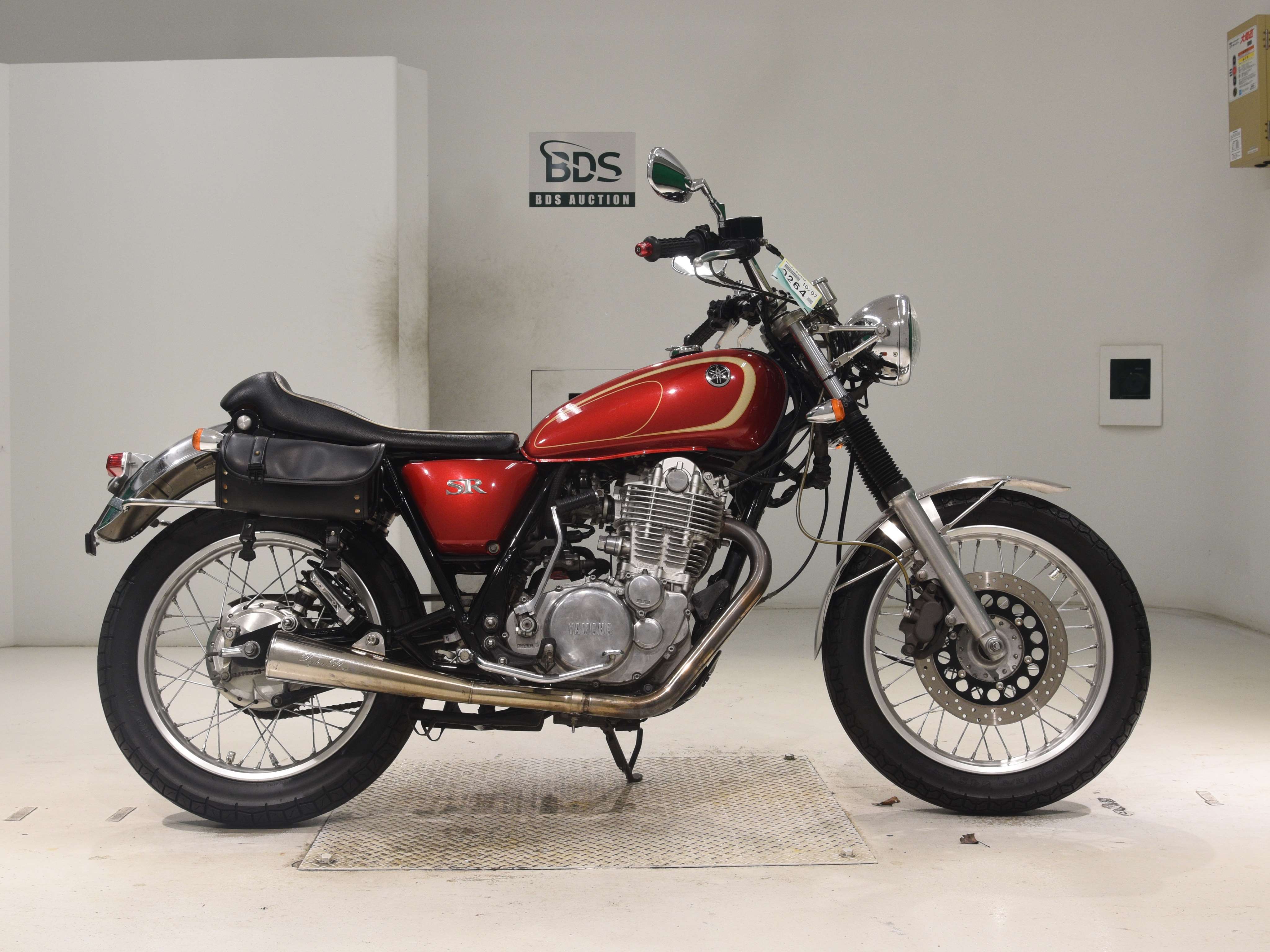 Yamaha SR400, right