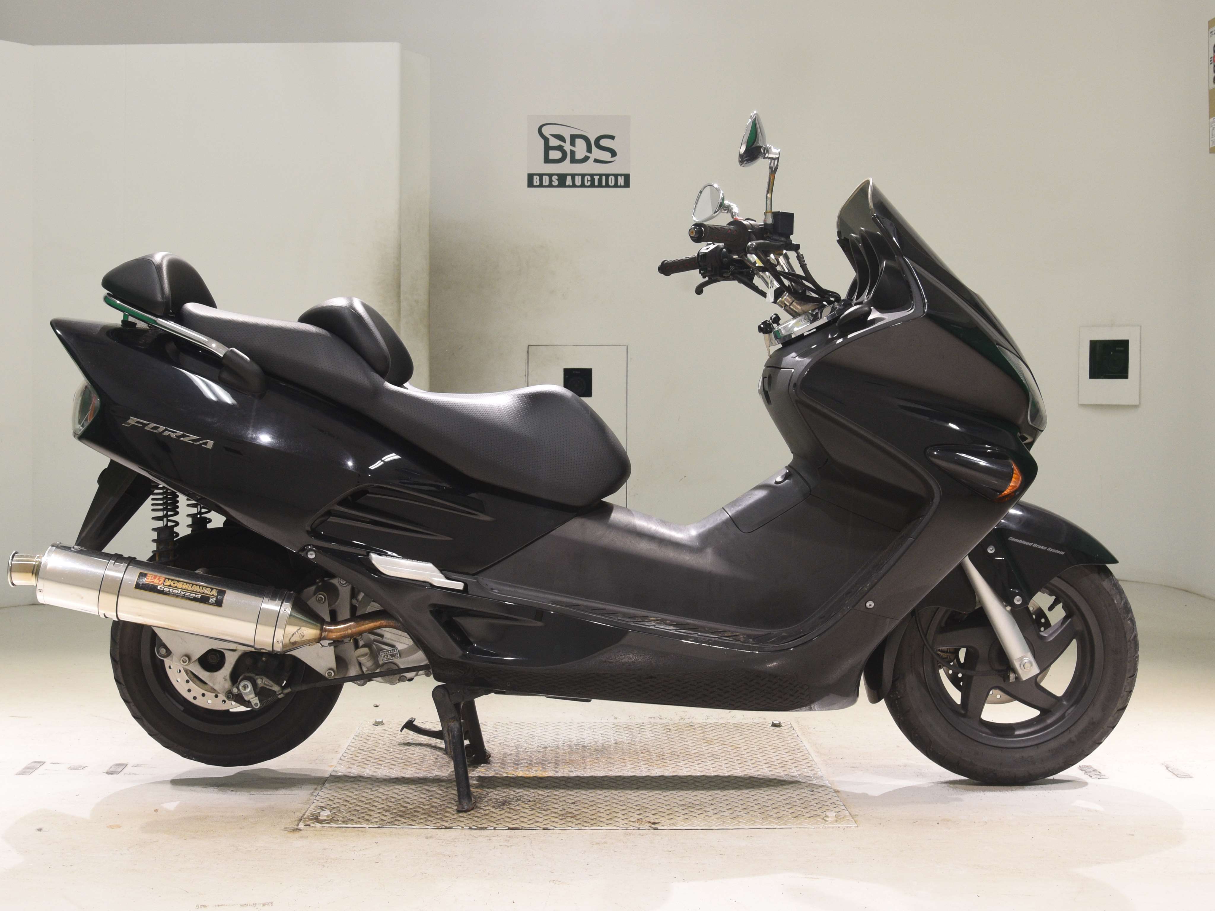 Honda FORZA, right