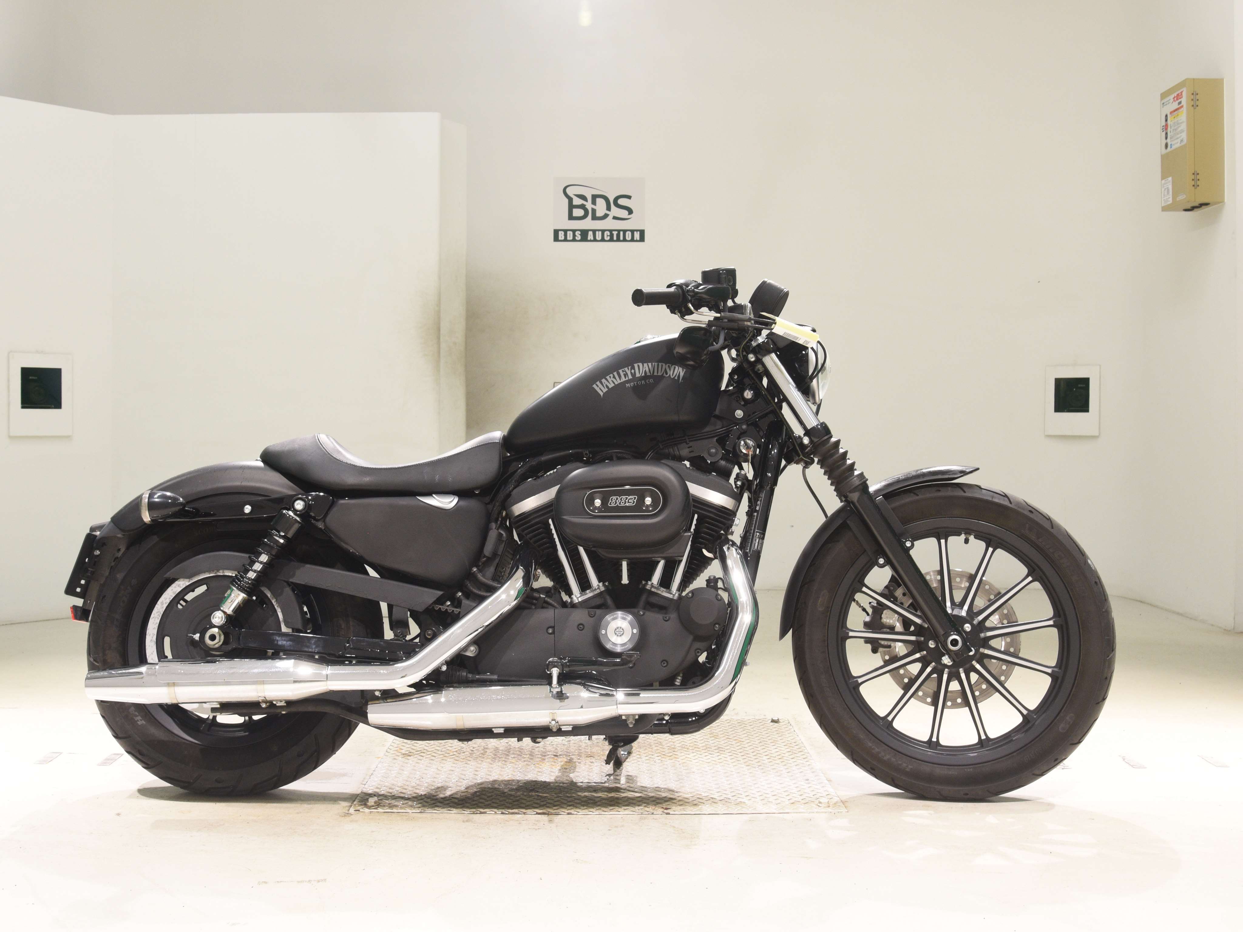 HD SPORTSTER IRON XL883N, right