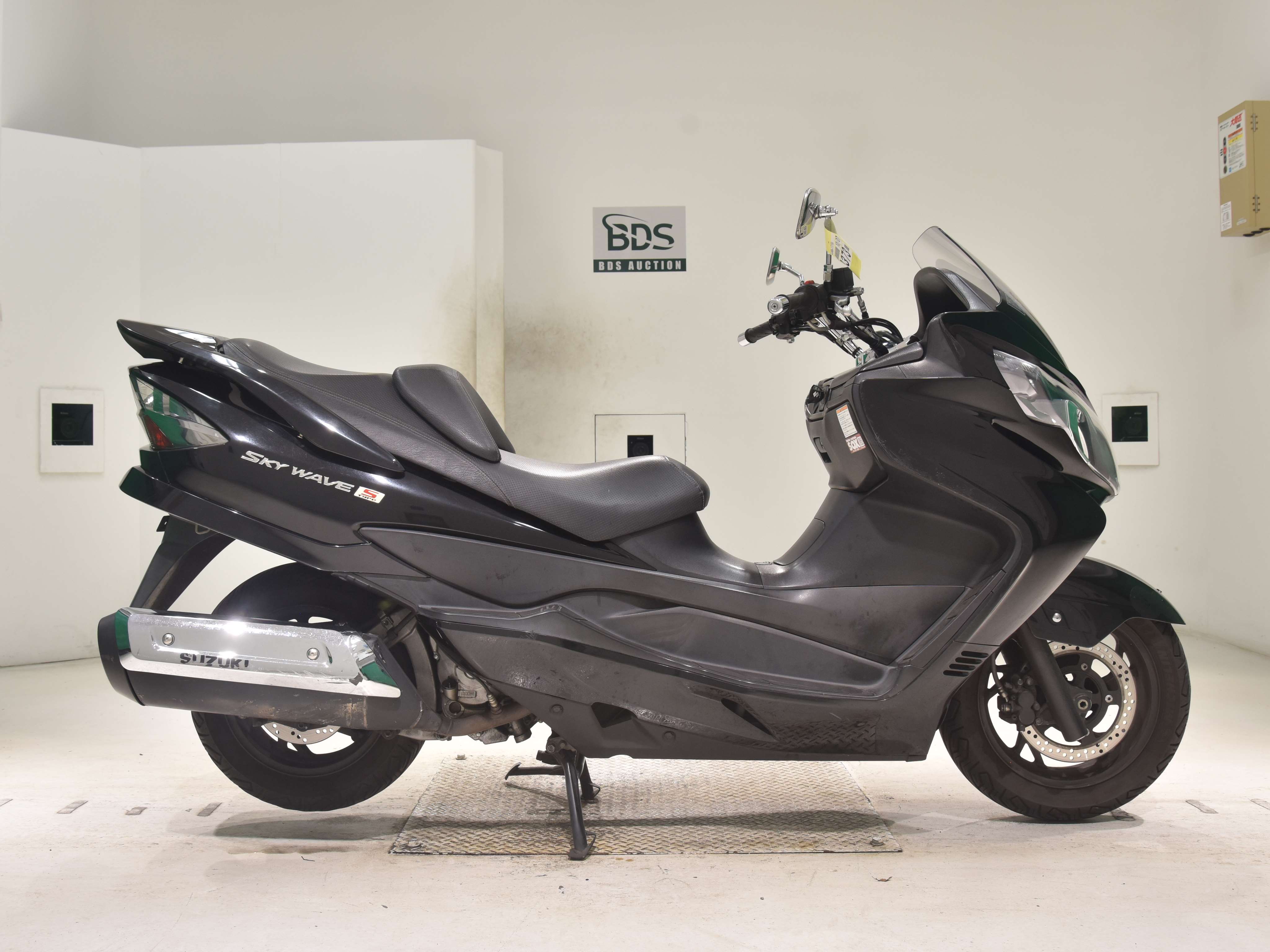 Suzuki SKYWAVE 250S, right