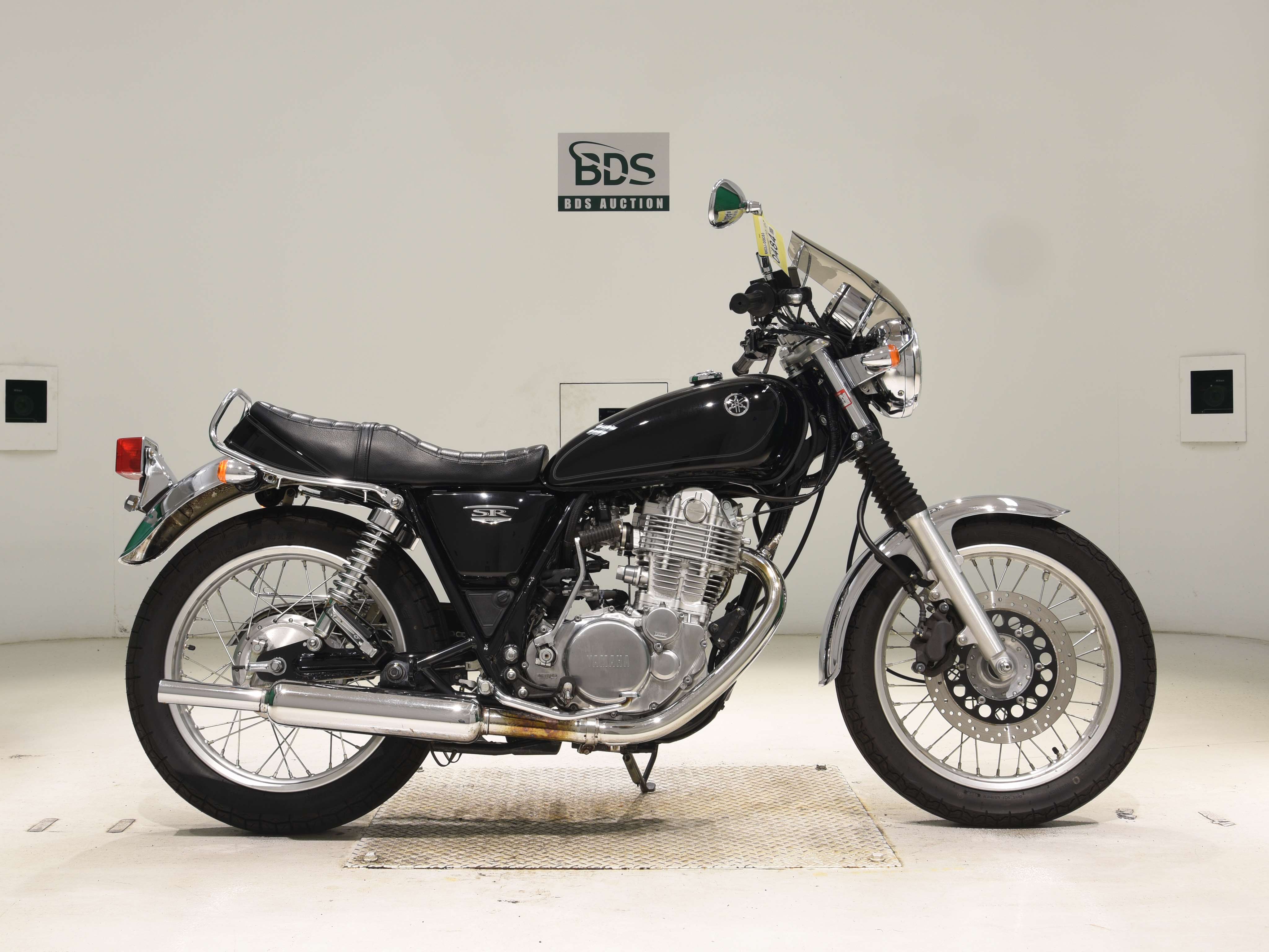 Yamaha SR400, right