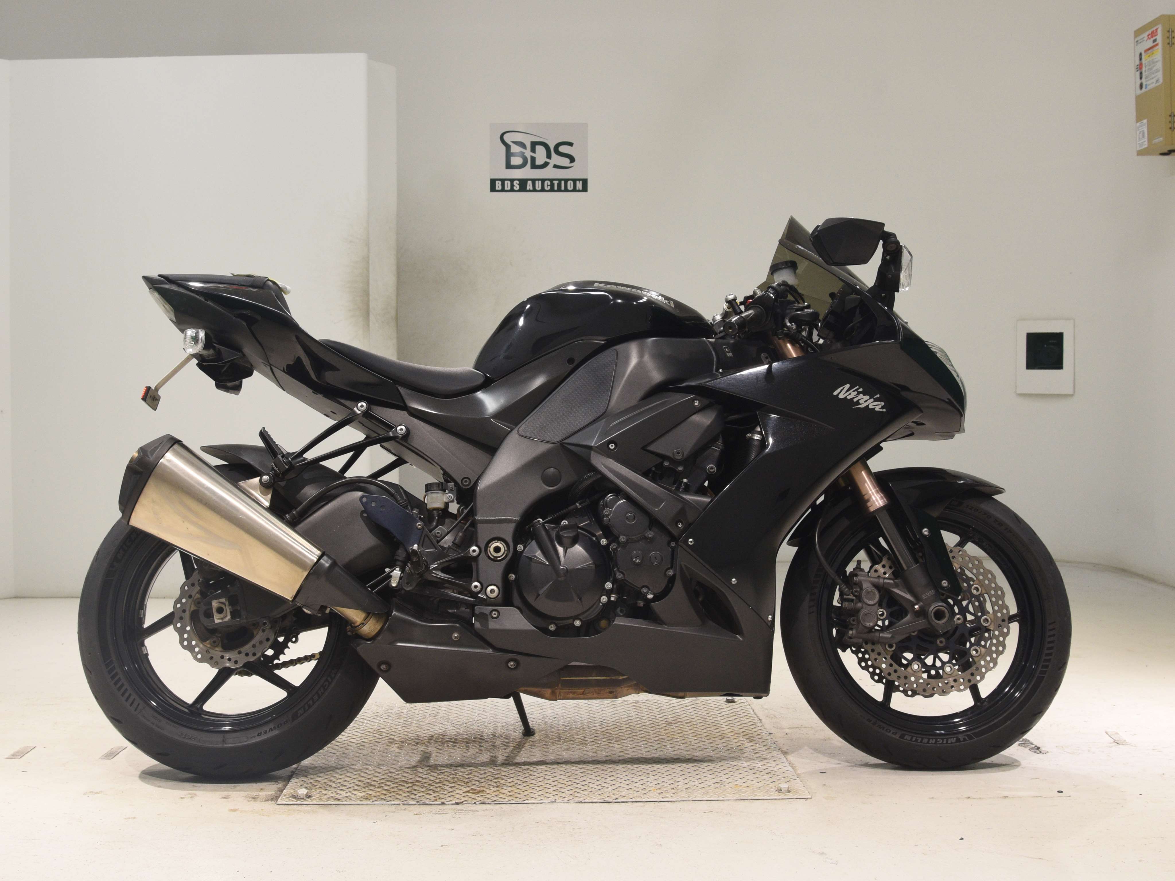 Kawasaki NINJA ZX-10R, right