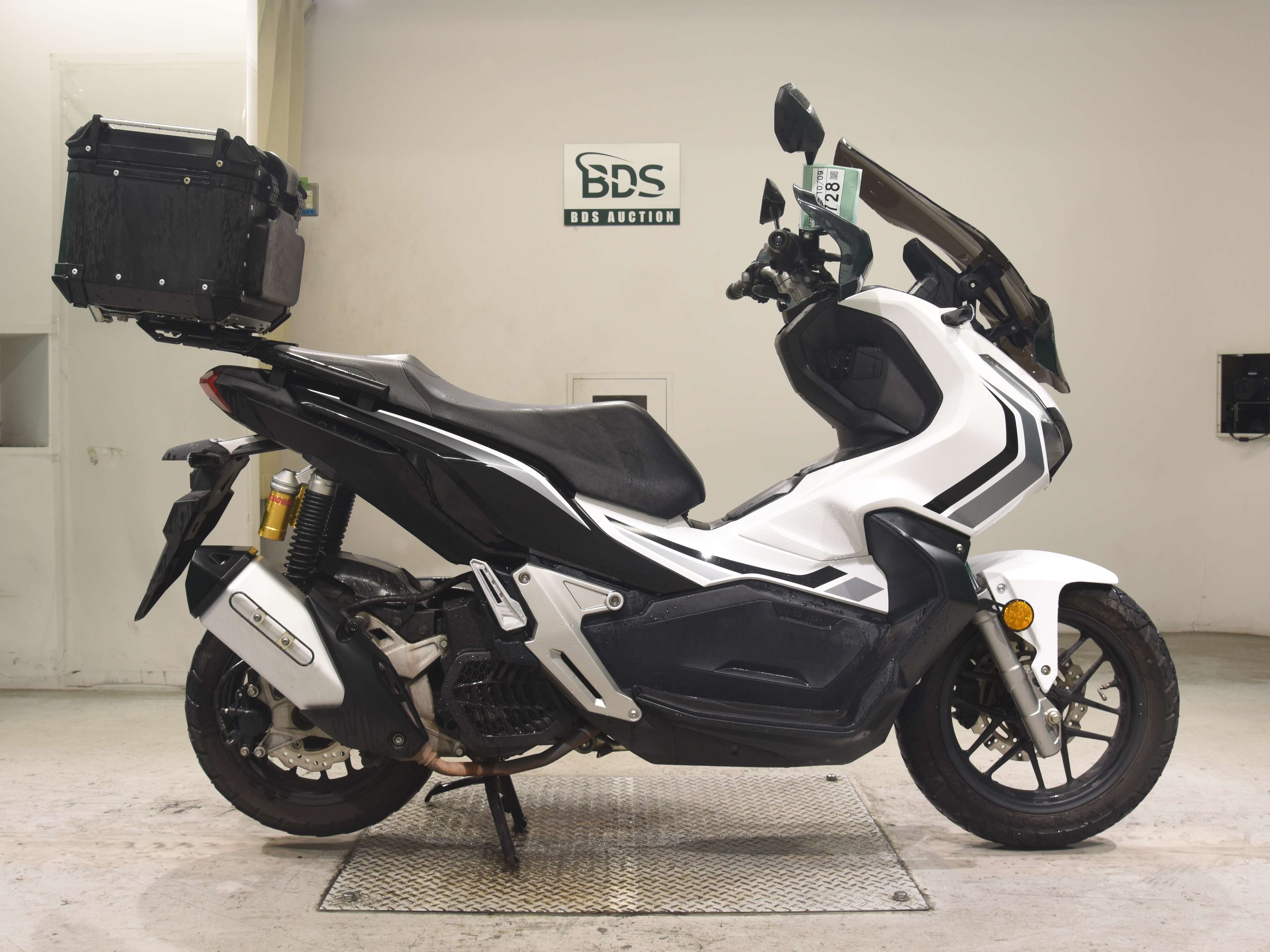 Honda ADV 150, right