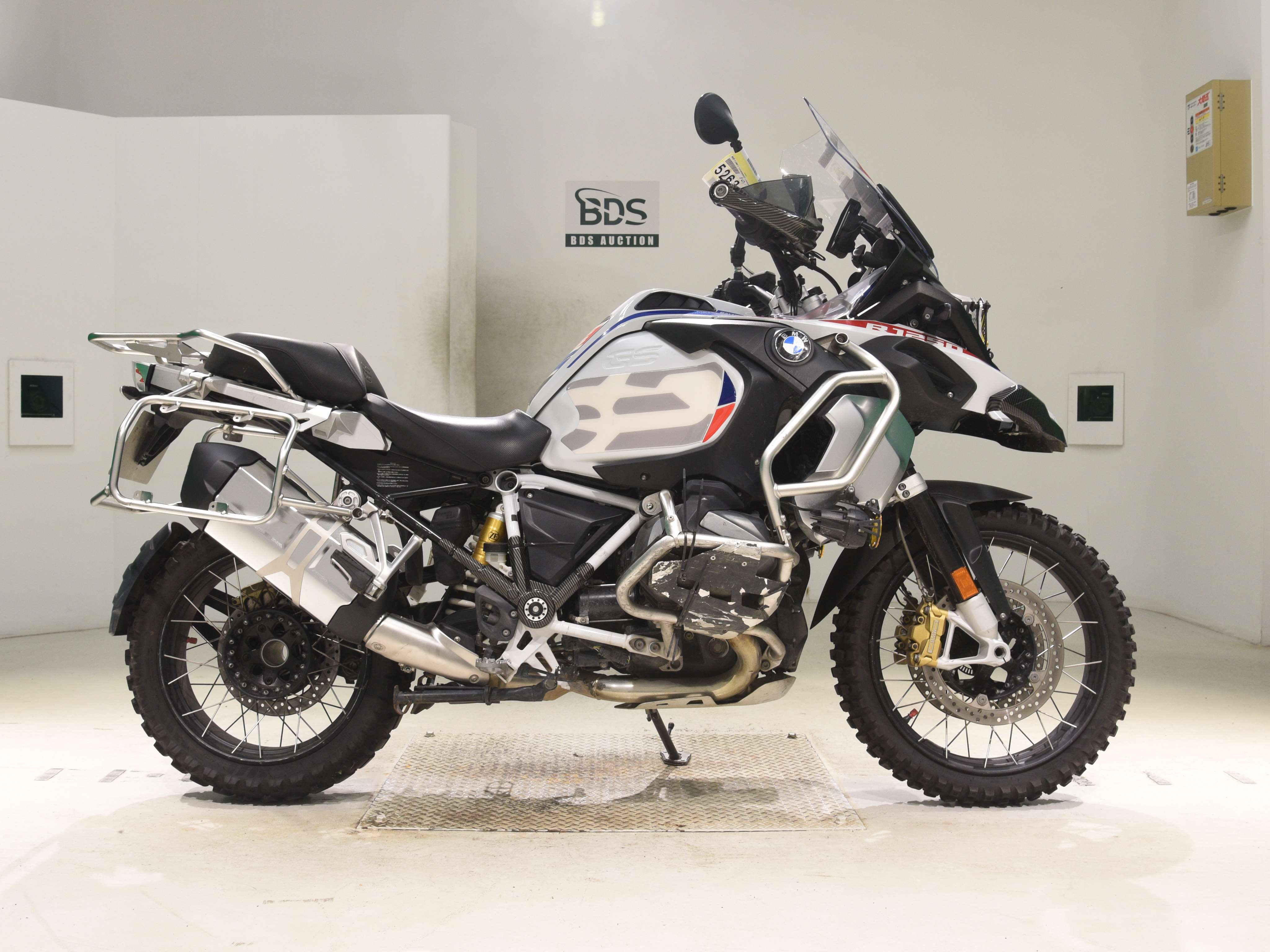 BMW R1250GS ADVENTURE, right