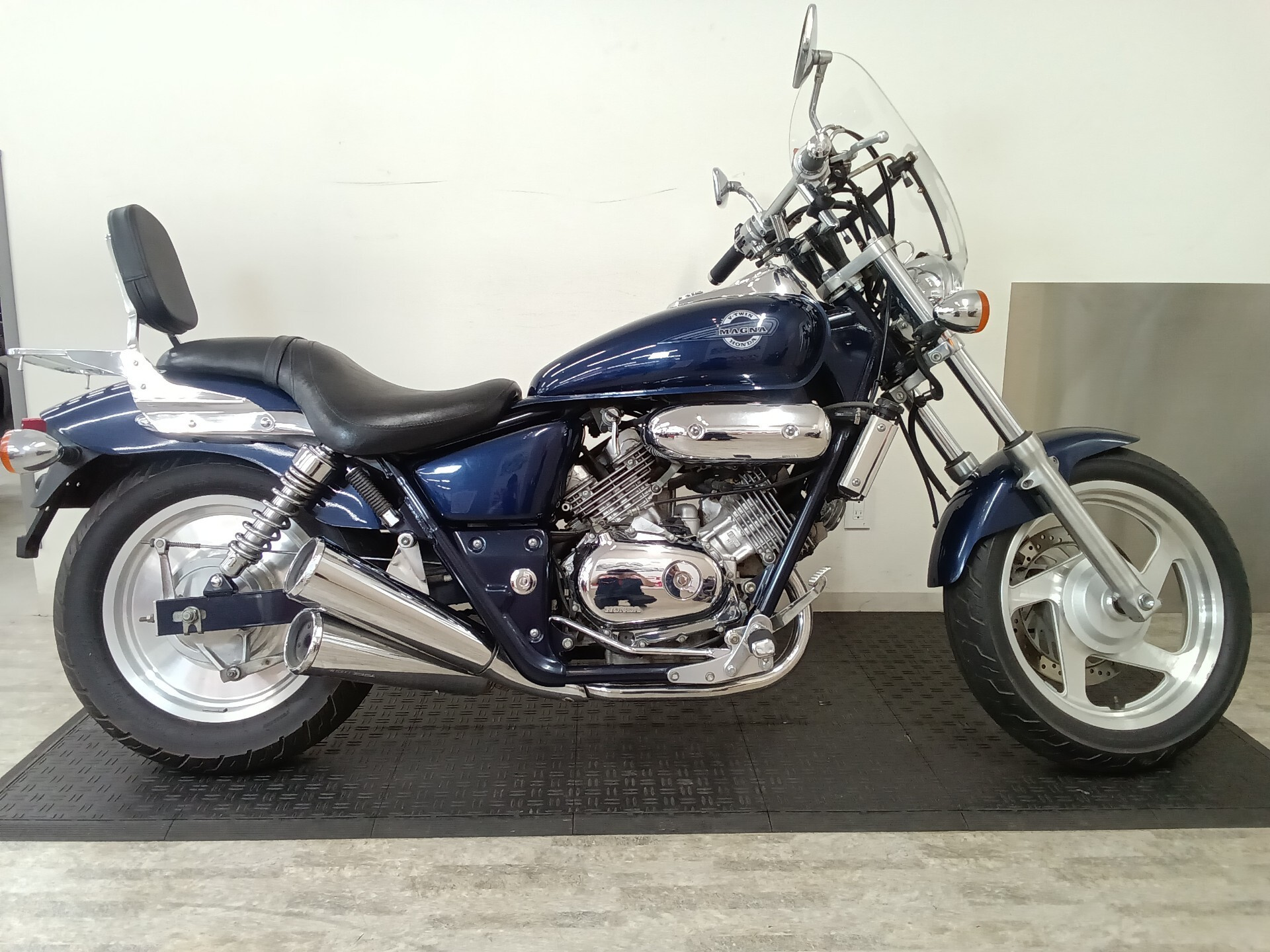 Honda MAGNA250, photograph 1