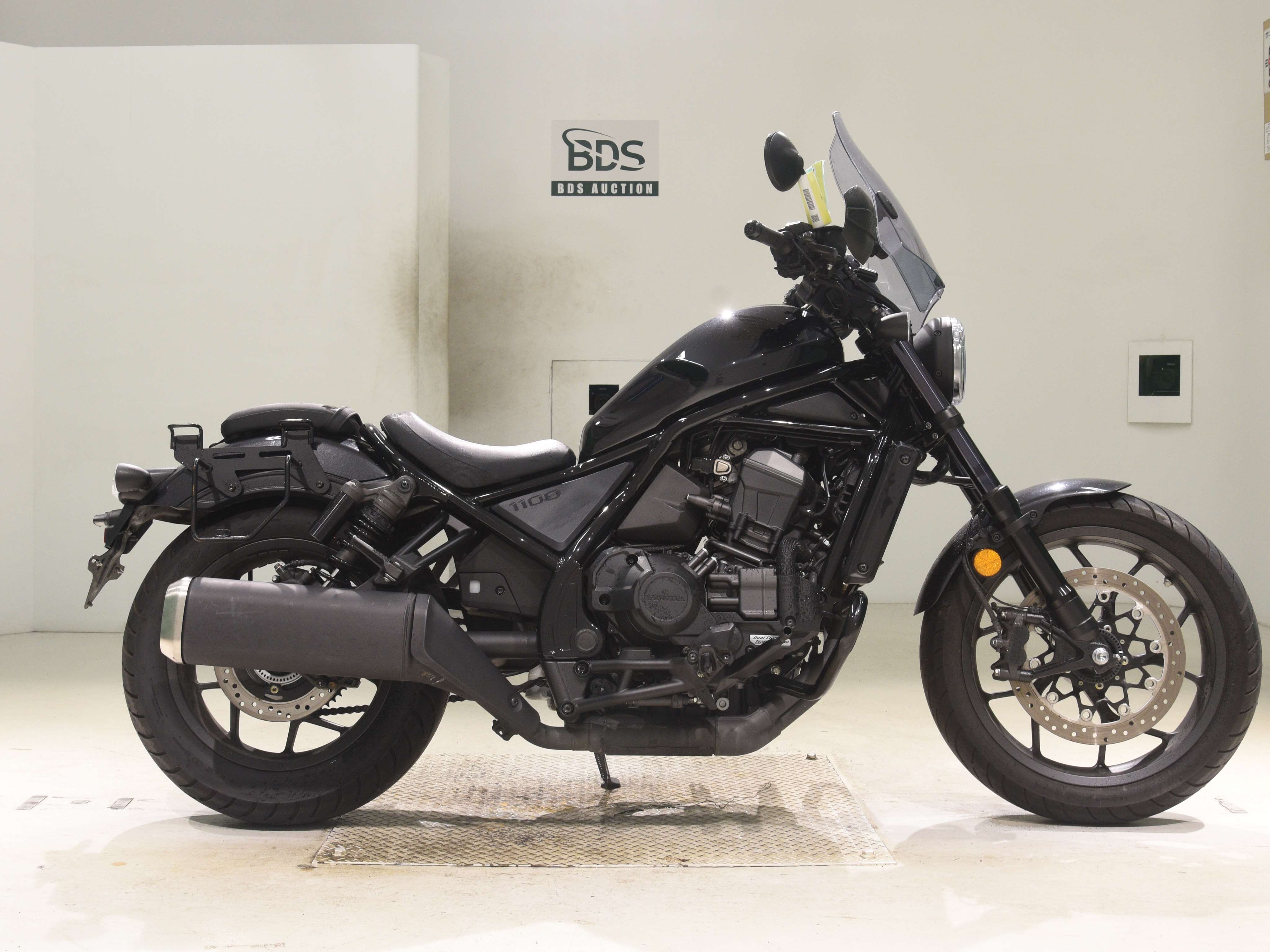 Honda REBEL CMX1100DCT, right