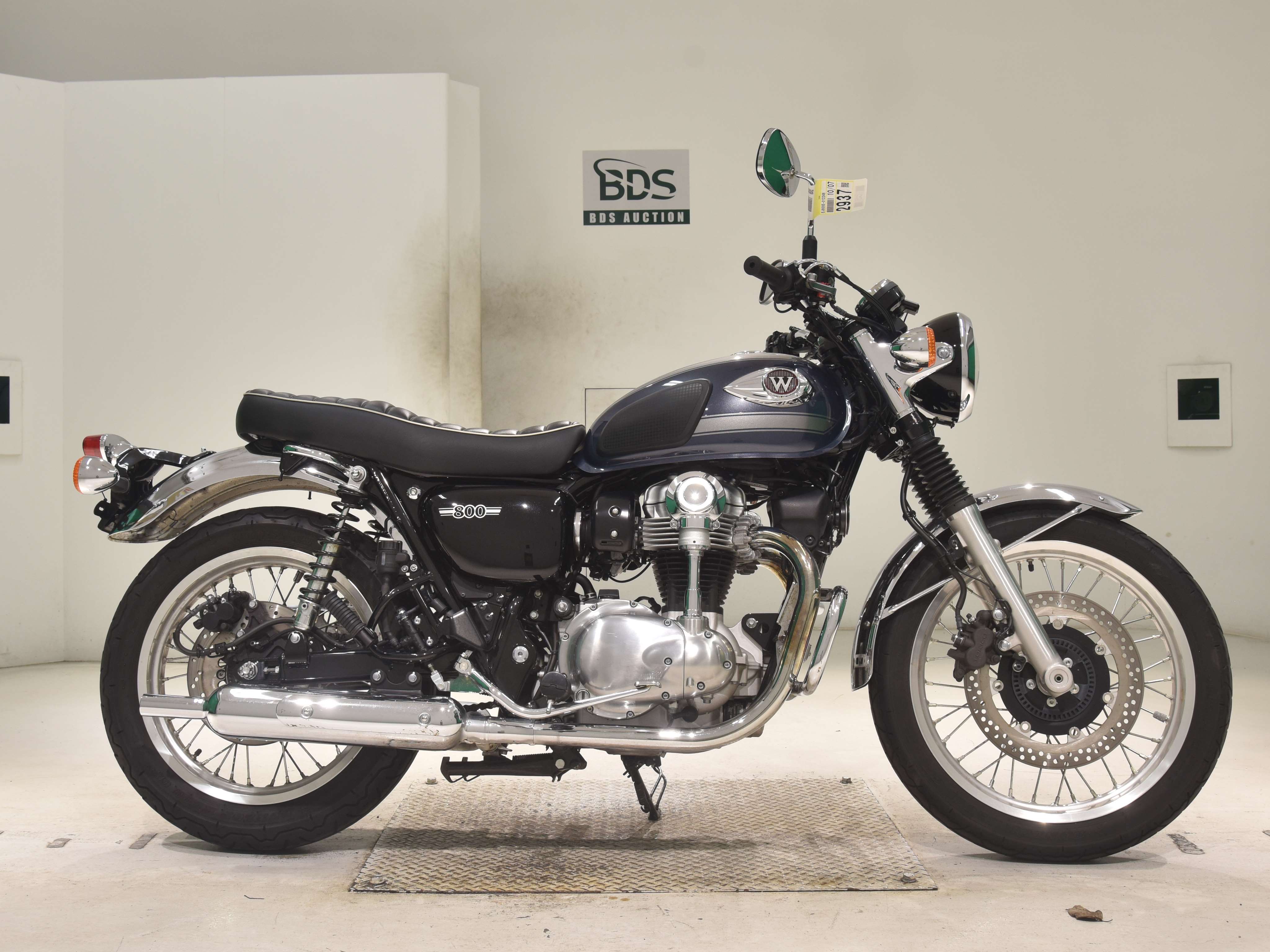 Kawasaki W800, right