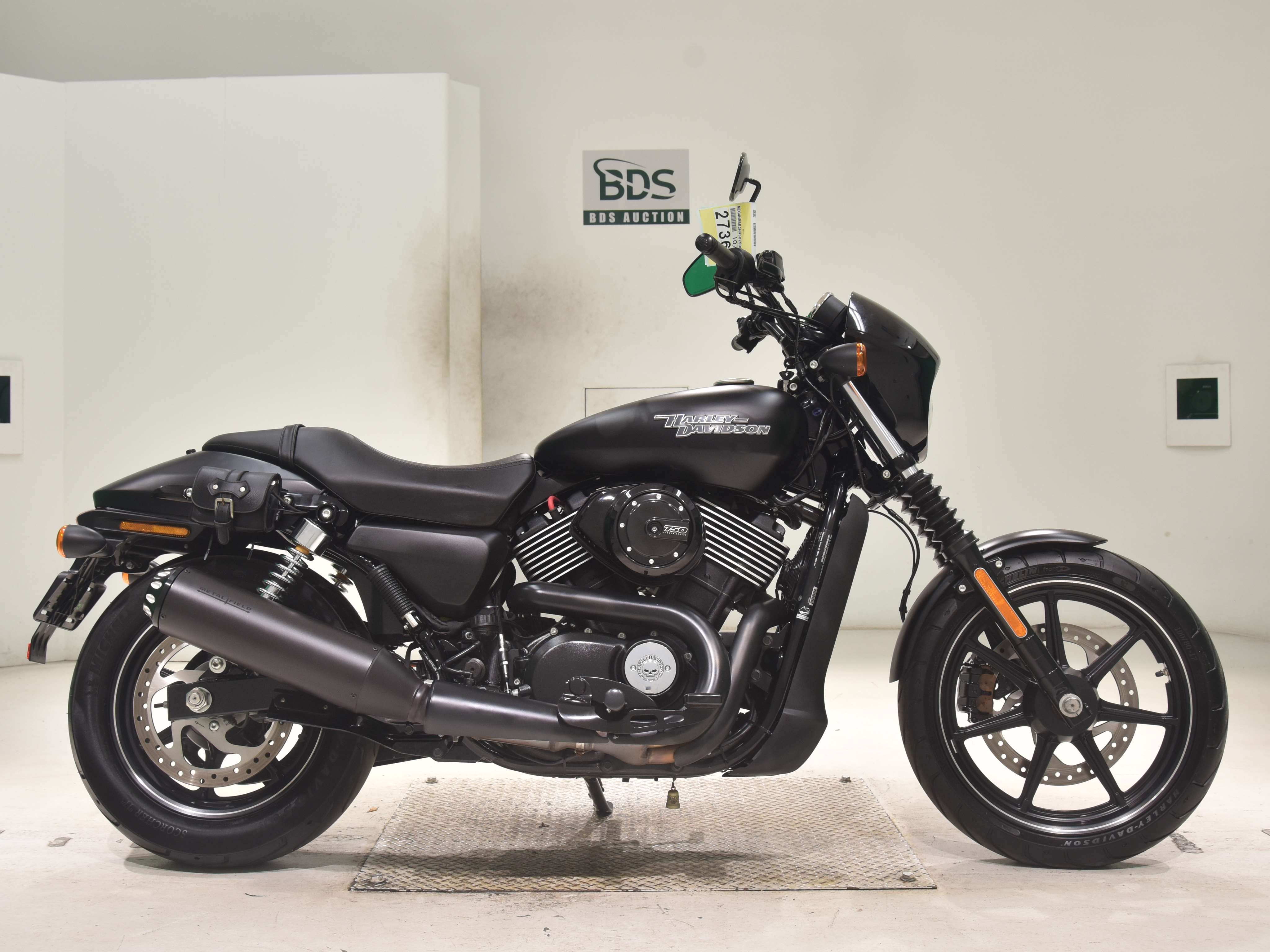 HD STREET XG750, right
